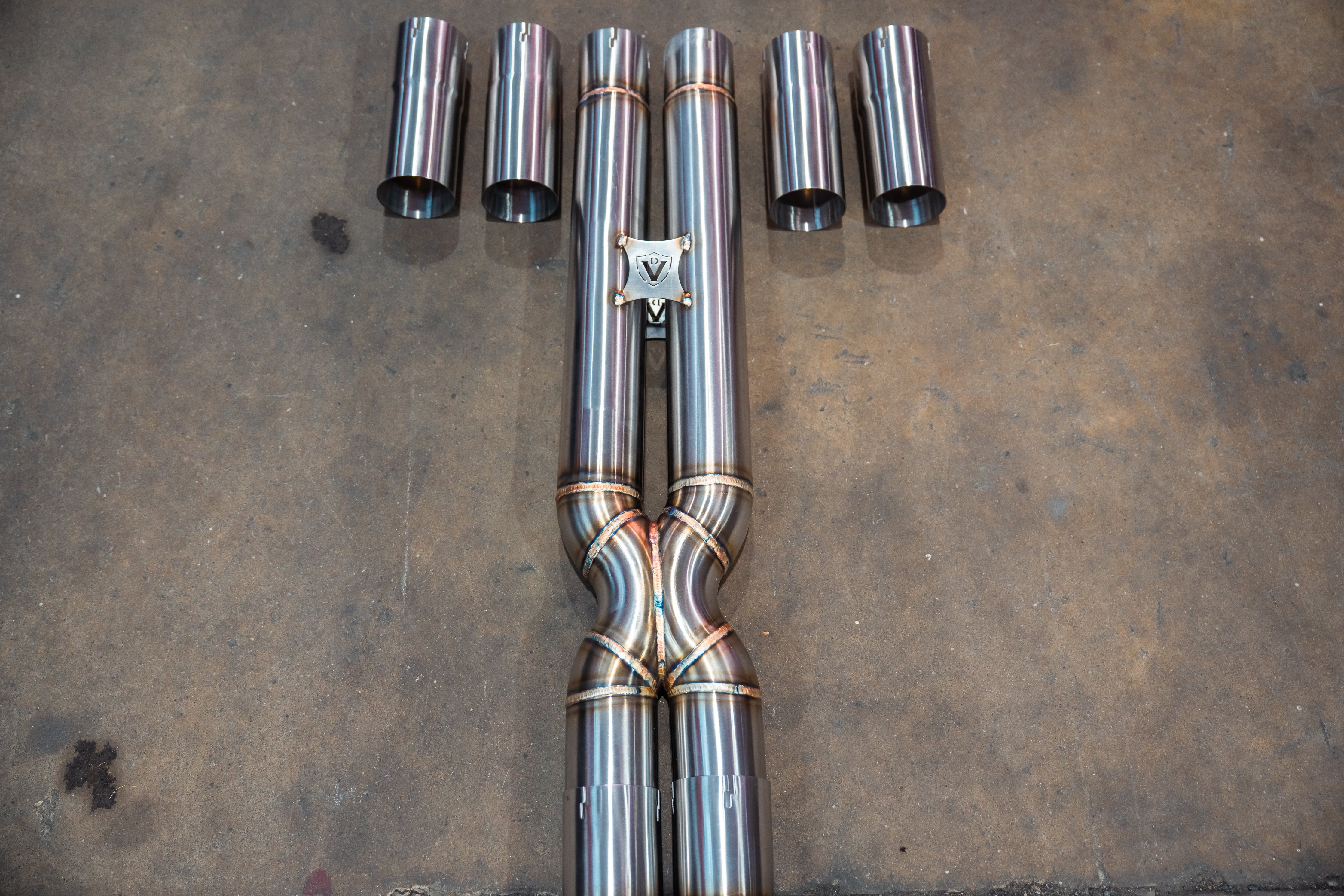 Stainless exhaust Dodge Hellcat: paired center pipes and tips