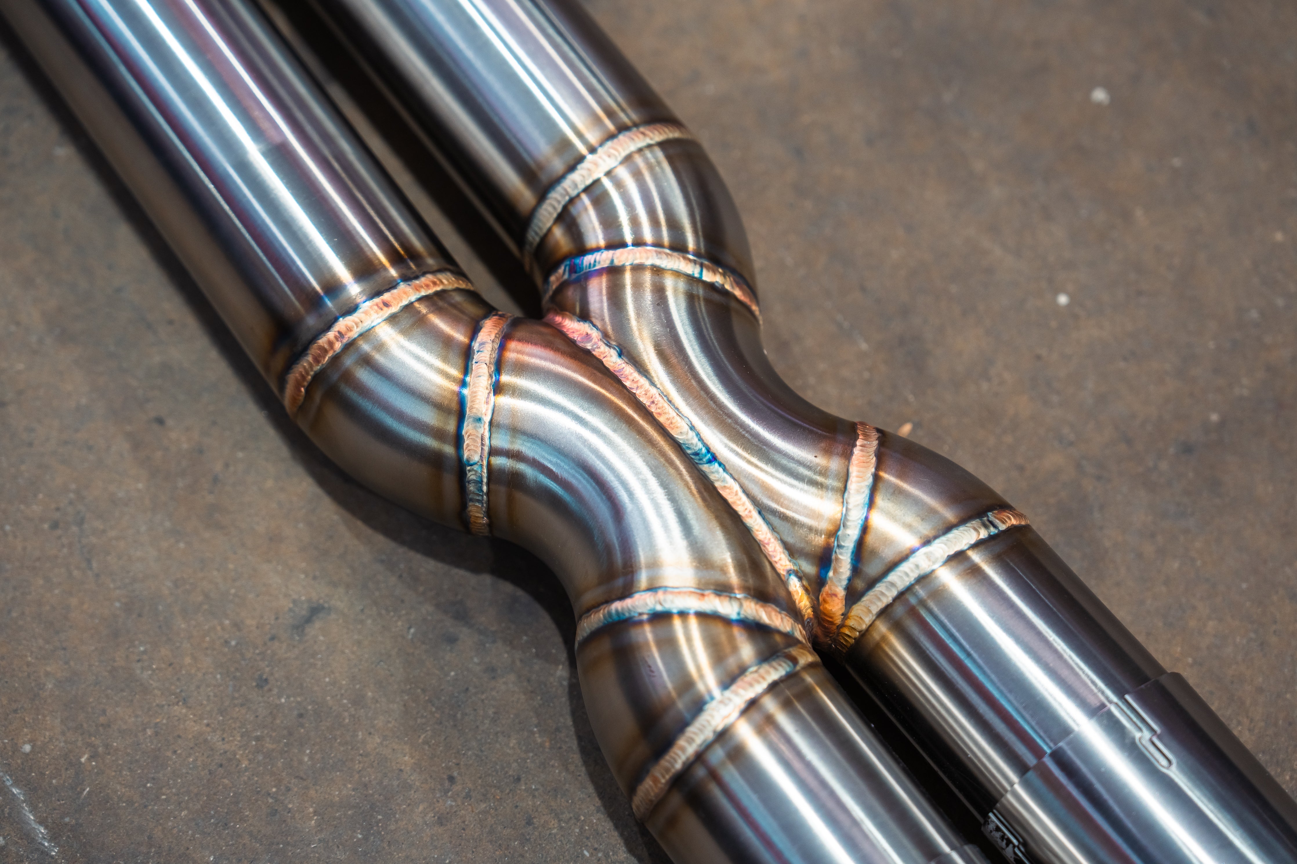 Stainless exhaust Dodge Hellcat: pipe crossover close-up