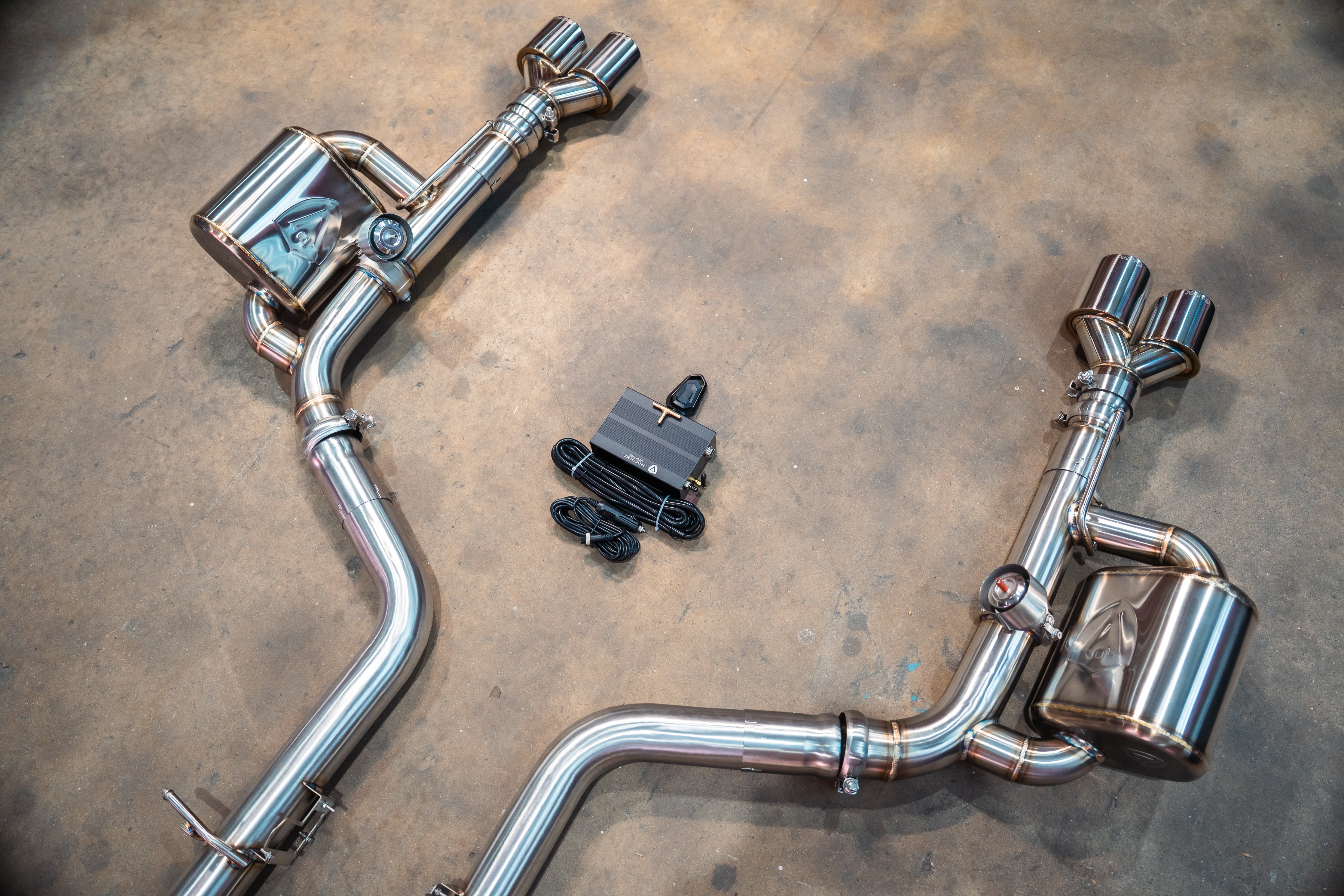 Stainless exhaust Dodge Hellcat: rear section with controller