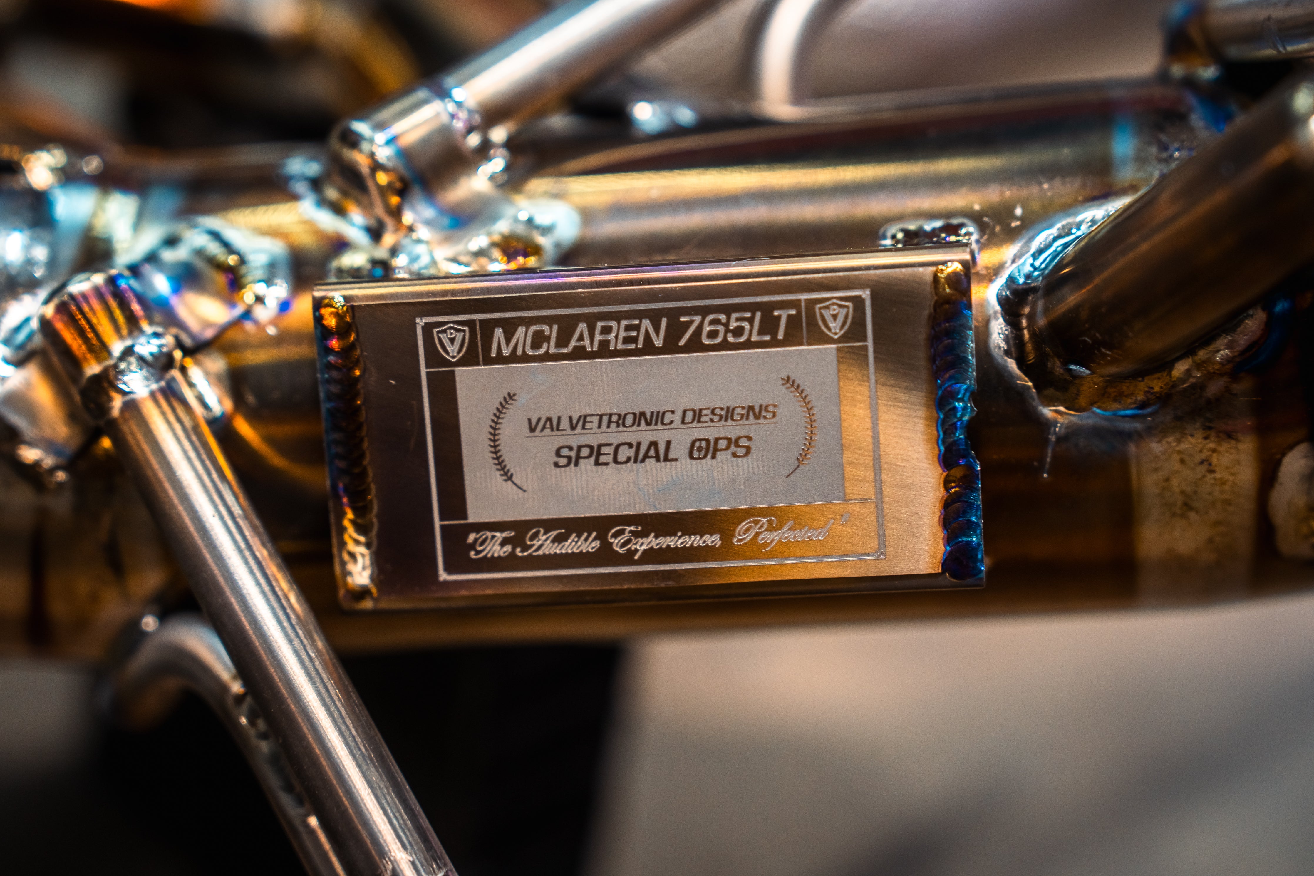 Titanium F1 exhaust McLaren 765LT: identification plate below crossover