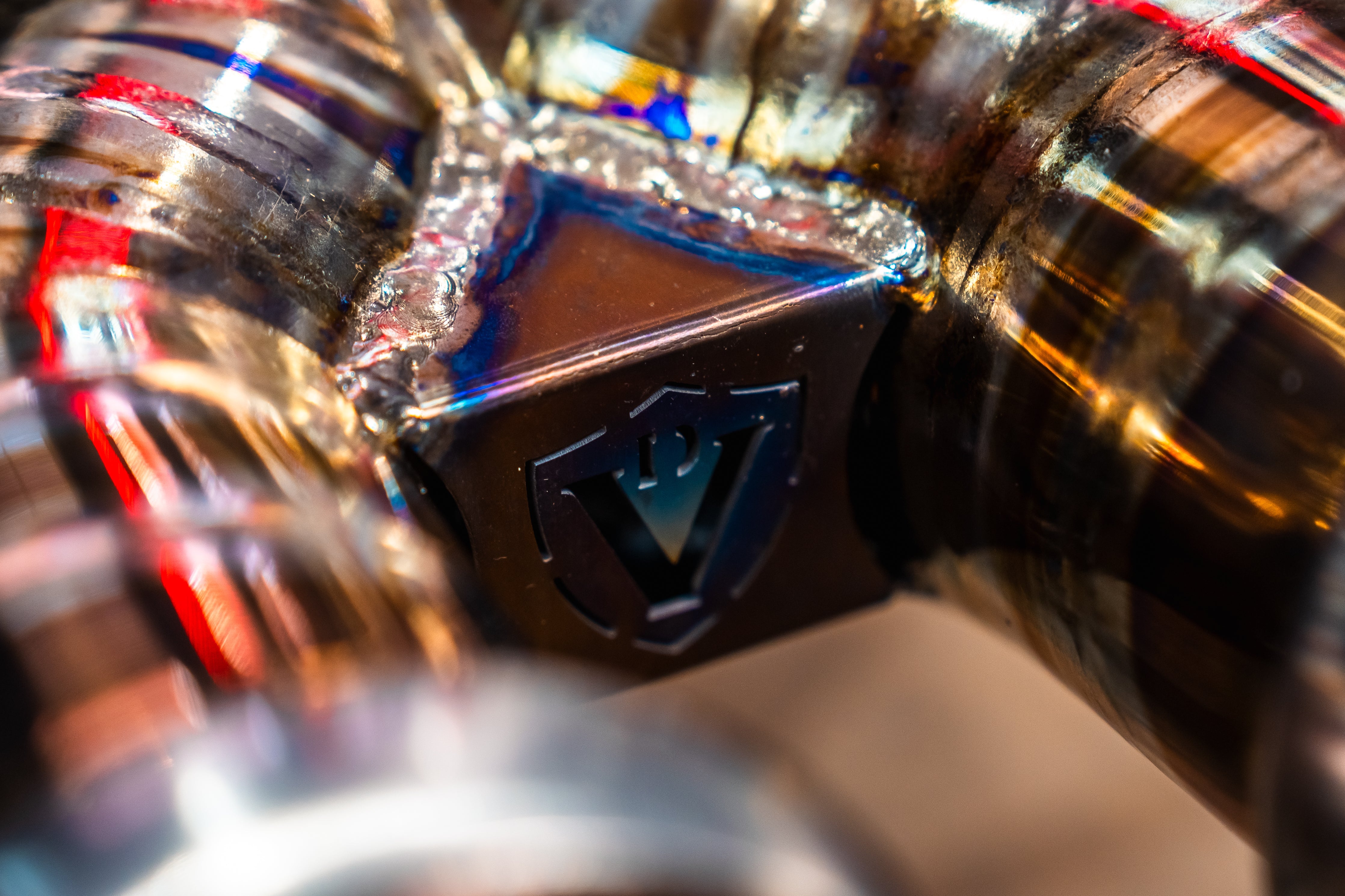 Titanium F1 exhaust McLaren 750S: welded crossover badge