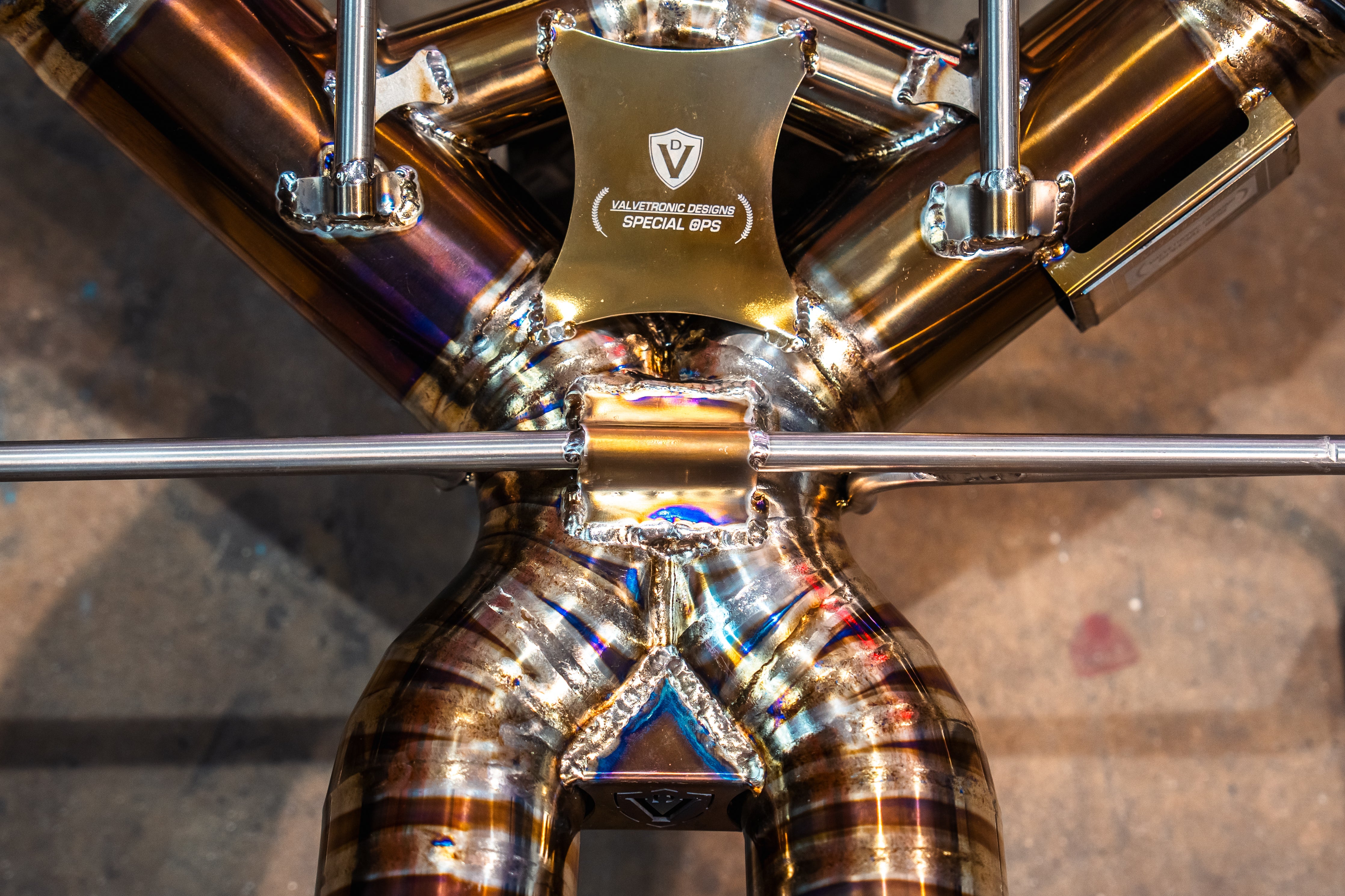 Titanium F1 exhaust McLaren 750S: central logo bridge