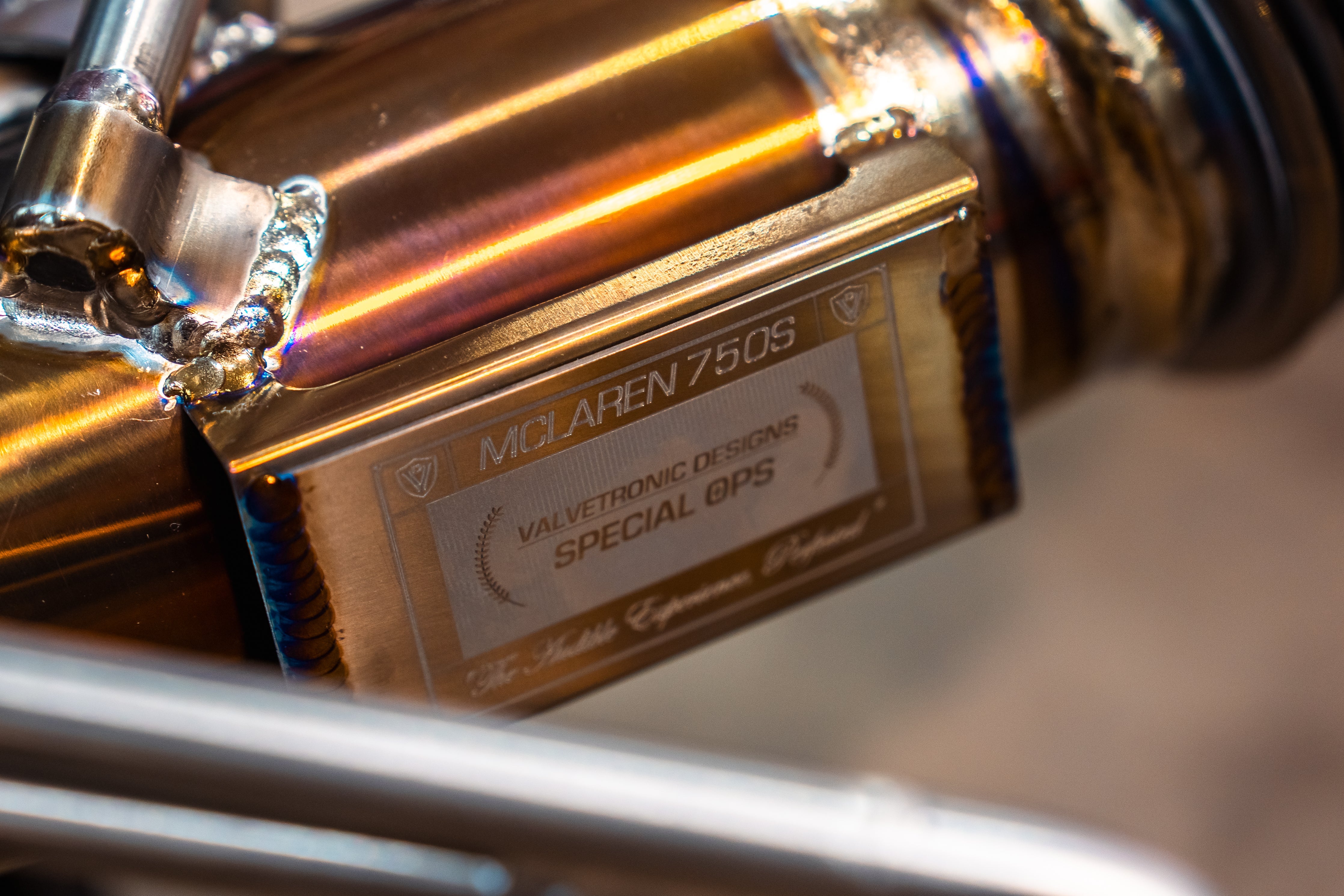 Titanium F1 exhaust McLaren 750S: serial plaque