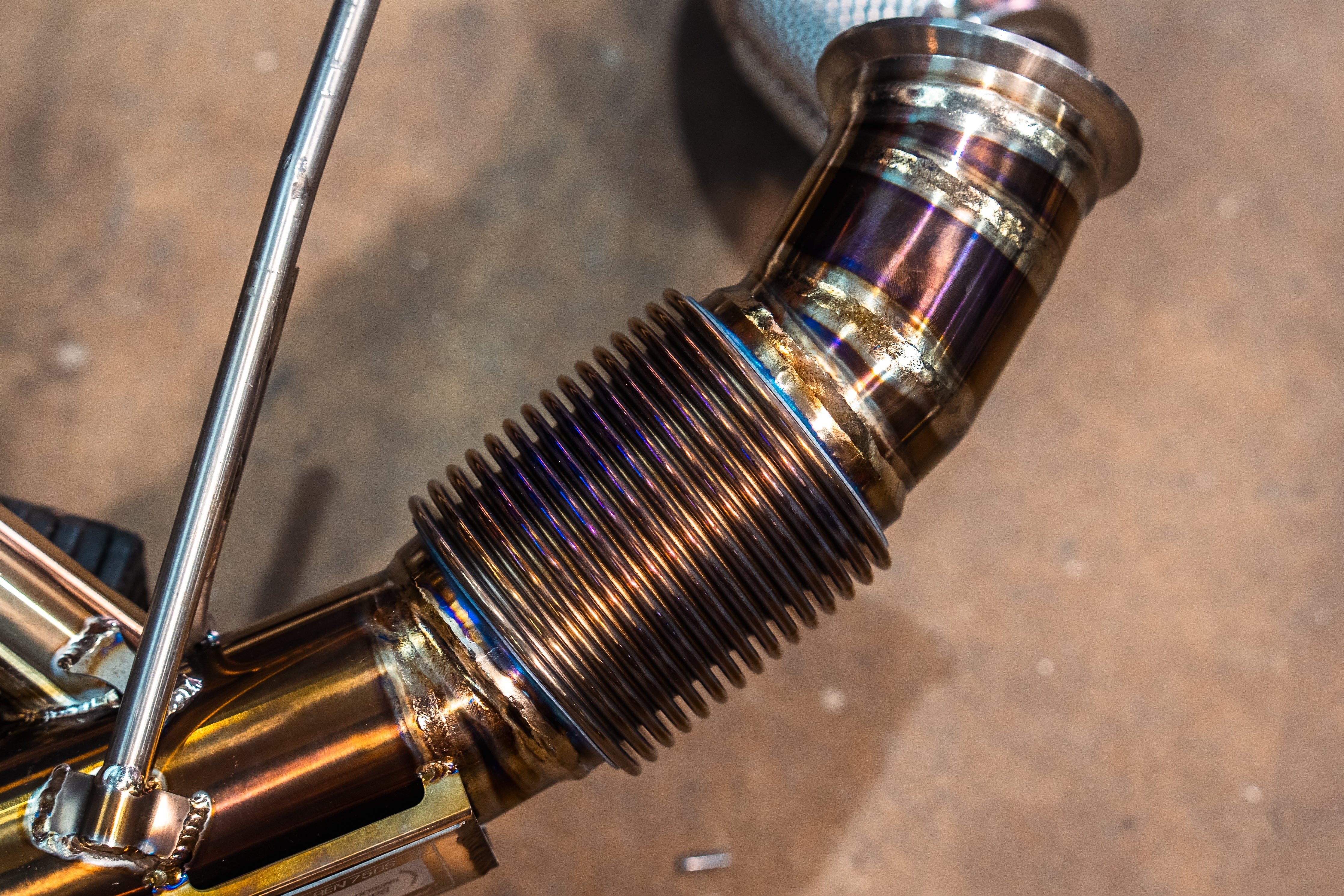 Titanium F1 exhaust McLaren 750S: flex bellows close-up