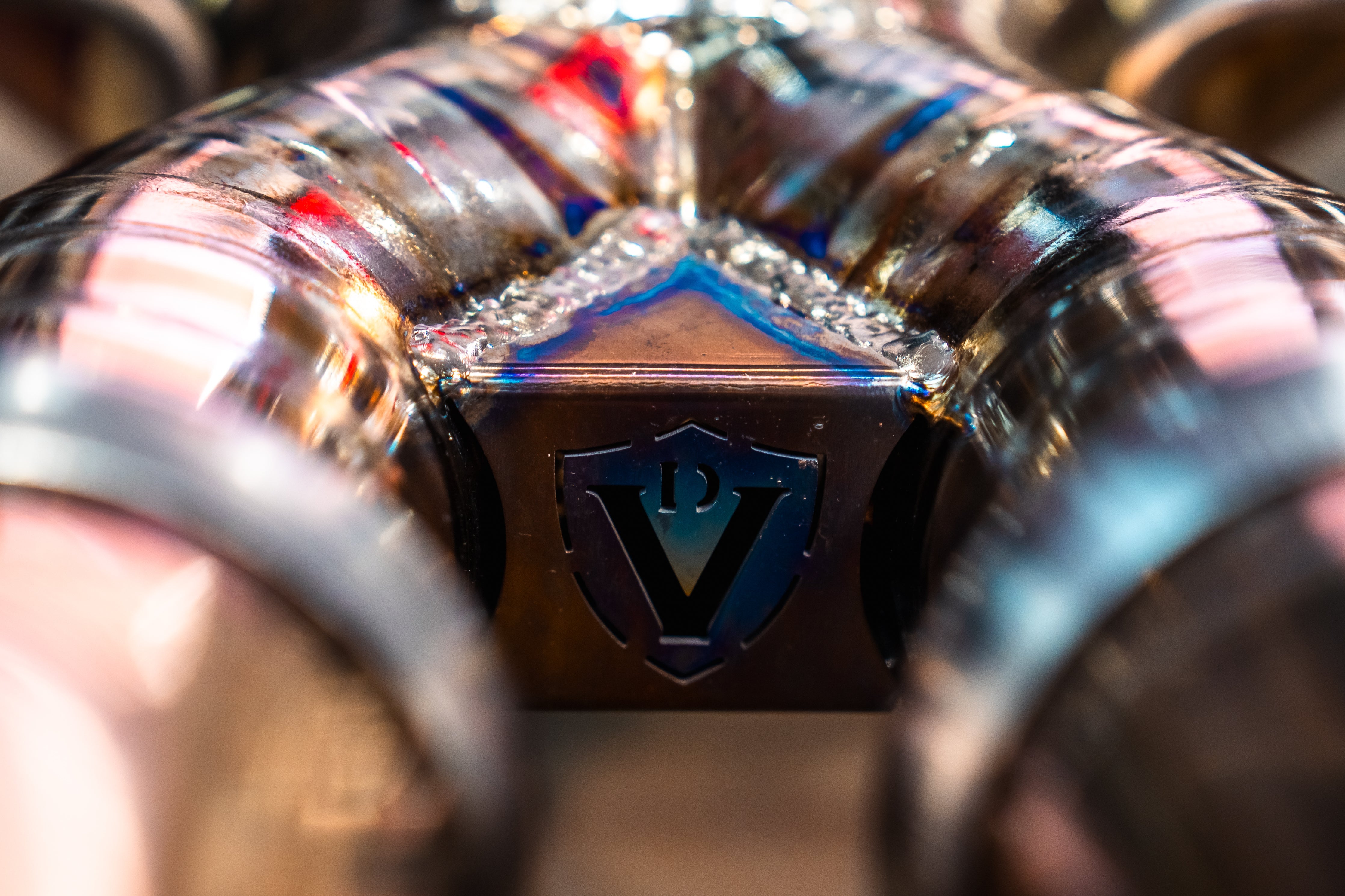 Titanium F1 exhaust McLaren 750S: welds around logo plate