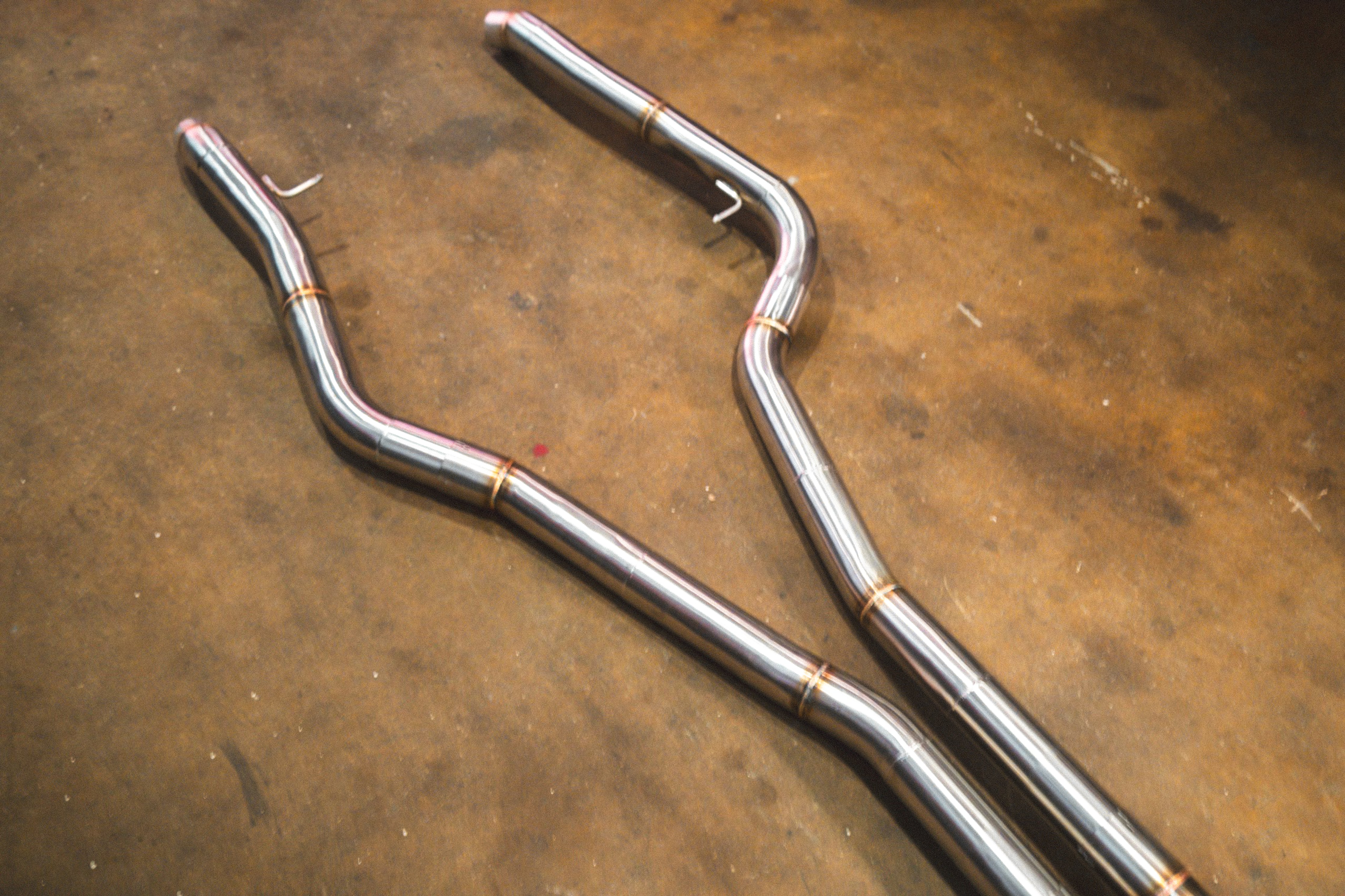 Valvetronic Designs Exhaust BMW F85 X5M / F86 X6M manufacturer gallery: two separate front pipe ends with mounting rods