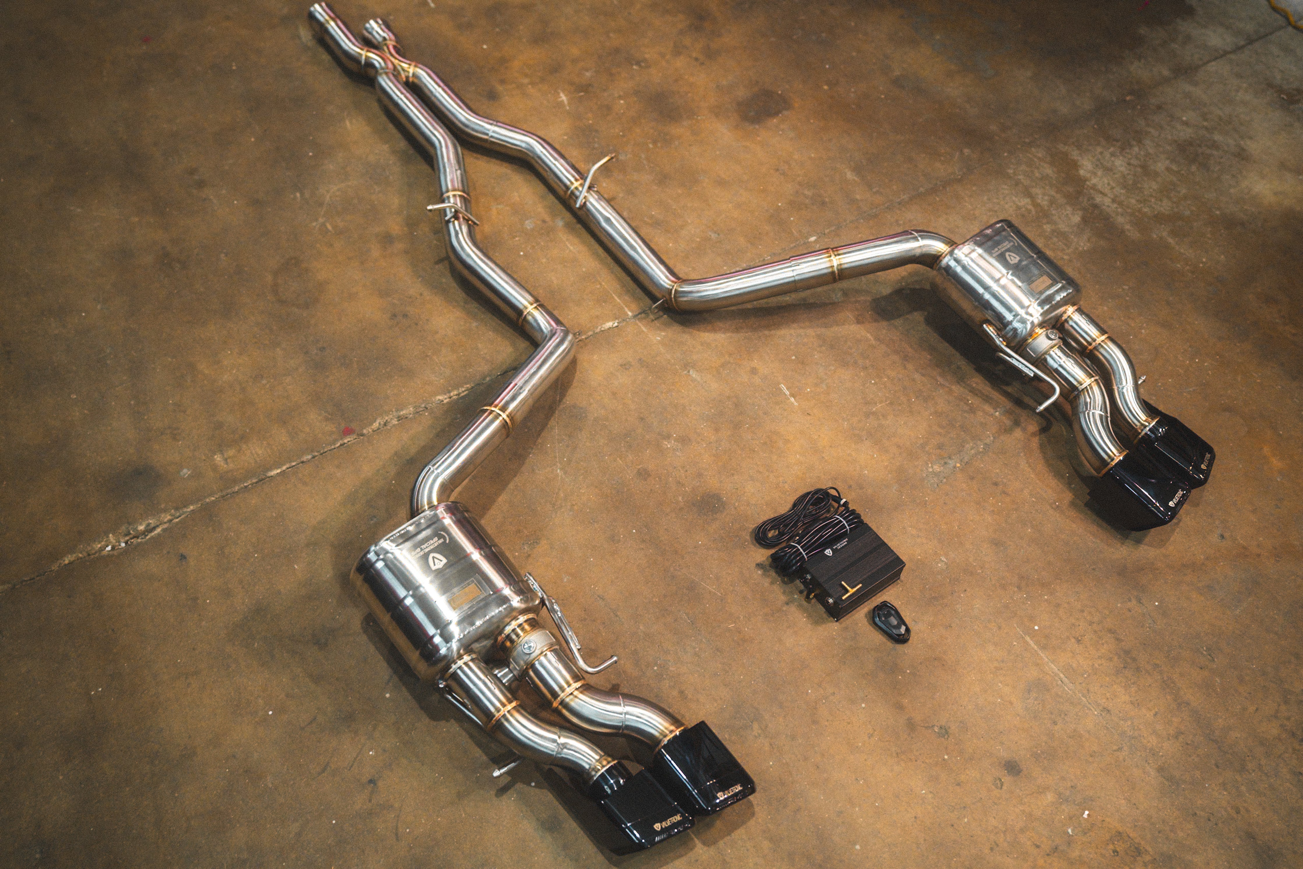 Valvetronic Designs Valved Exhaust AMG CLS63 W218 manufacturer gallery: complete exhaust viewed diagonally with dark rectangular tips