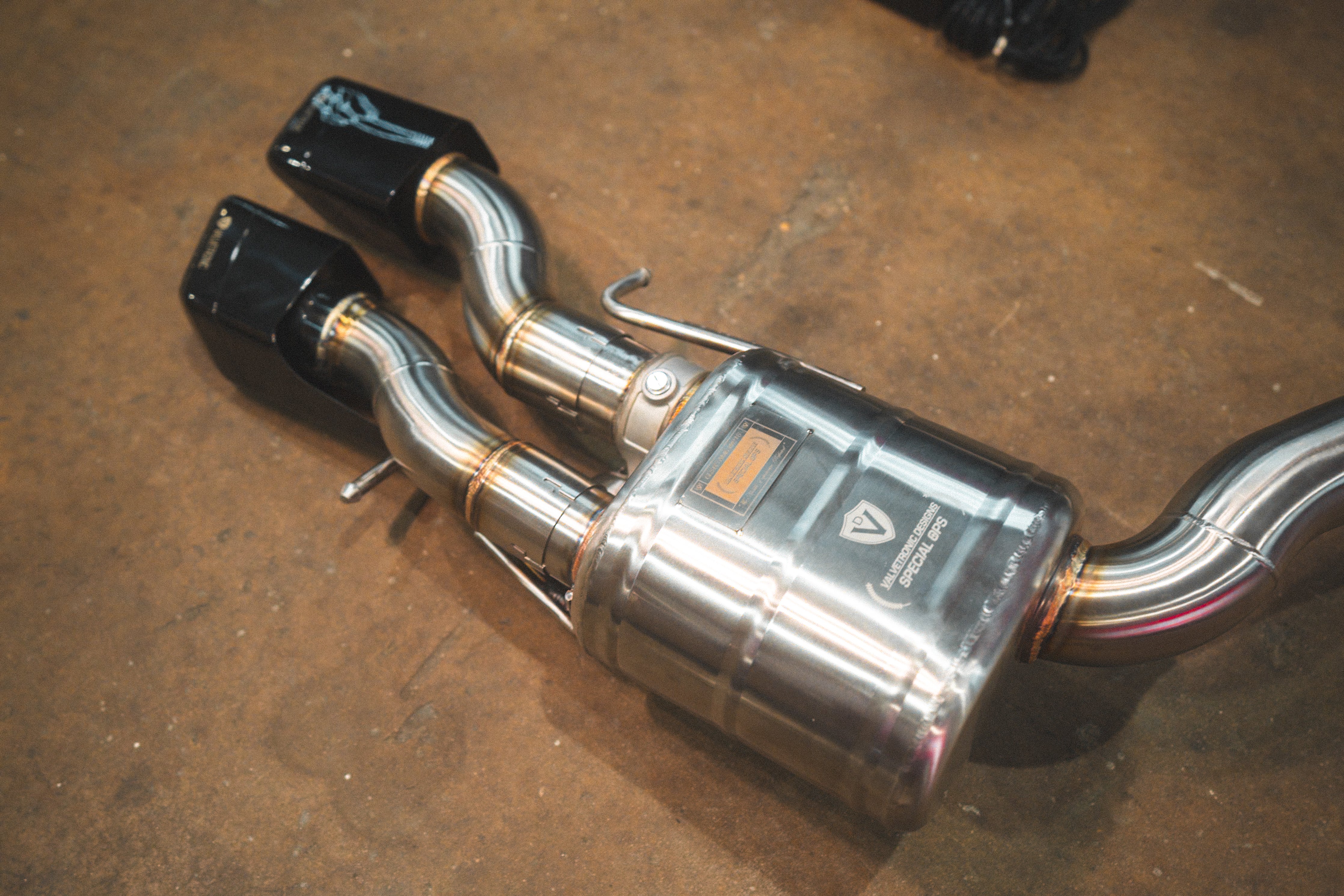 Valvetronic Designs Valved Exhaust AMG CLS63 W218 manufacturer gallery: rear muffler with paired rectangular outlets pointing left