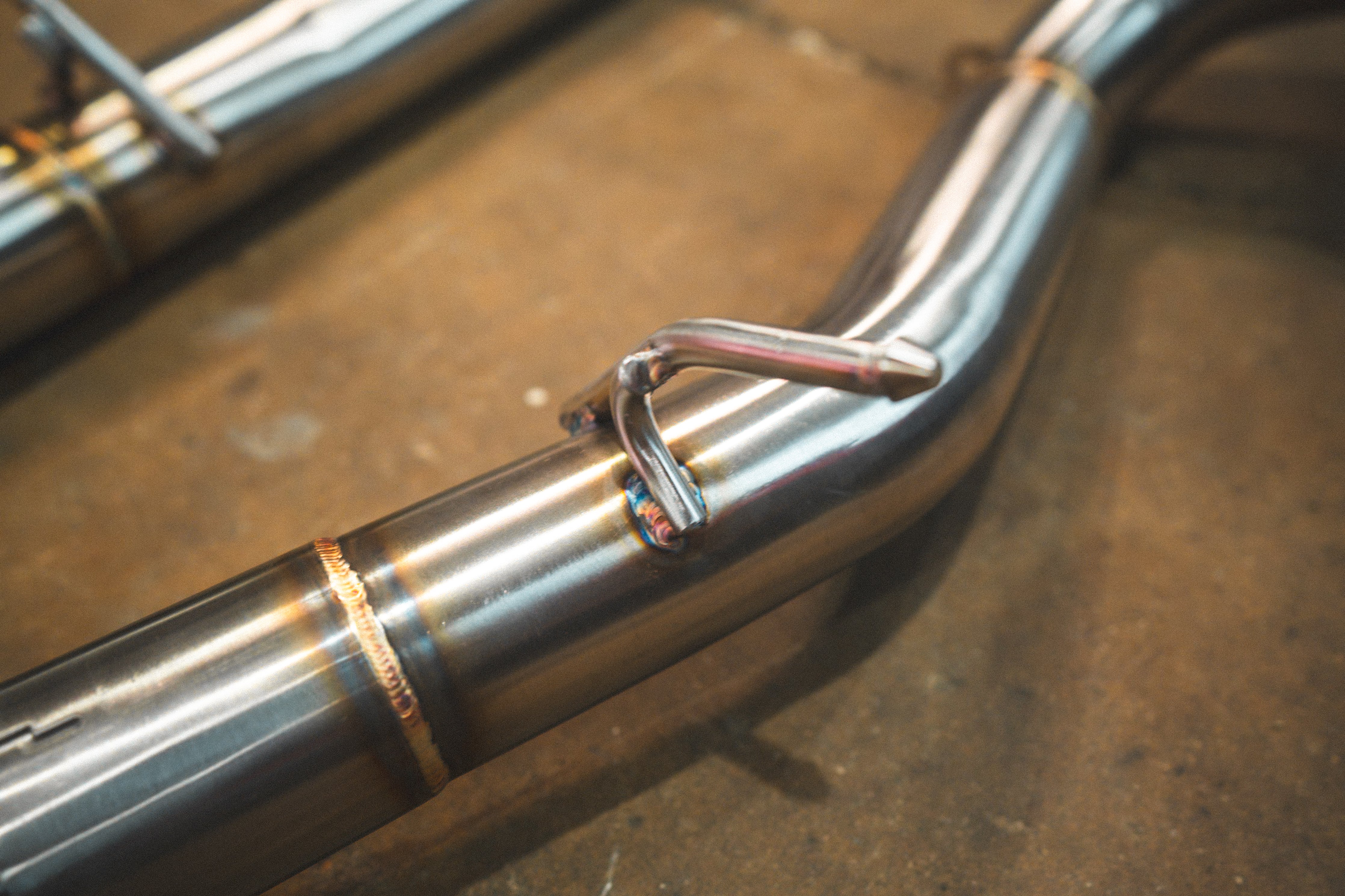 Valvetronic Designs Valved Exhaust AMG CLS63 W218 manufacturer gallery: welded mid-pipe hanger close-up