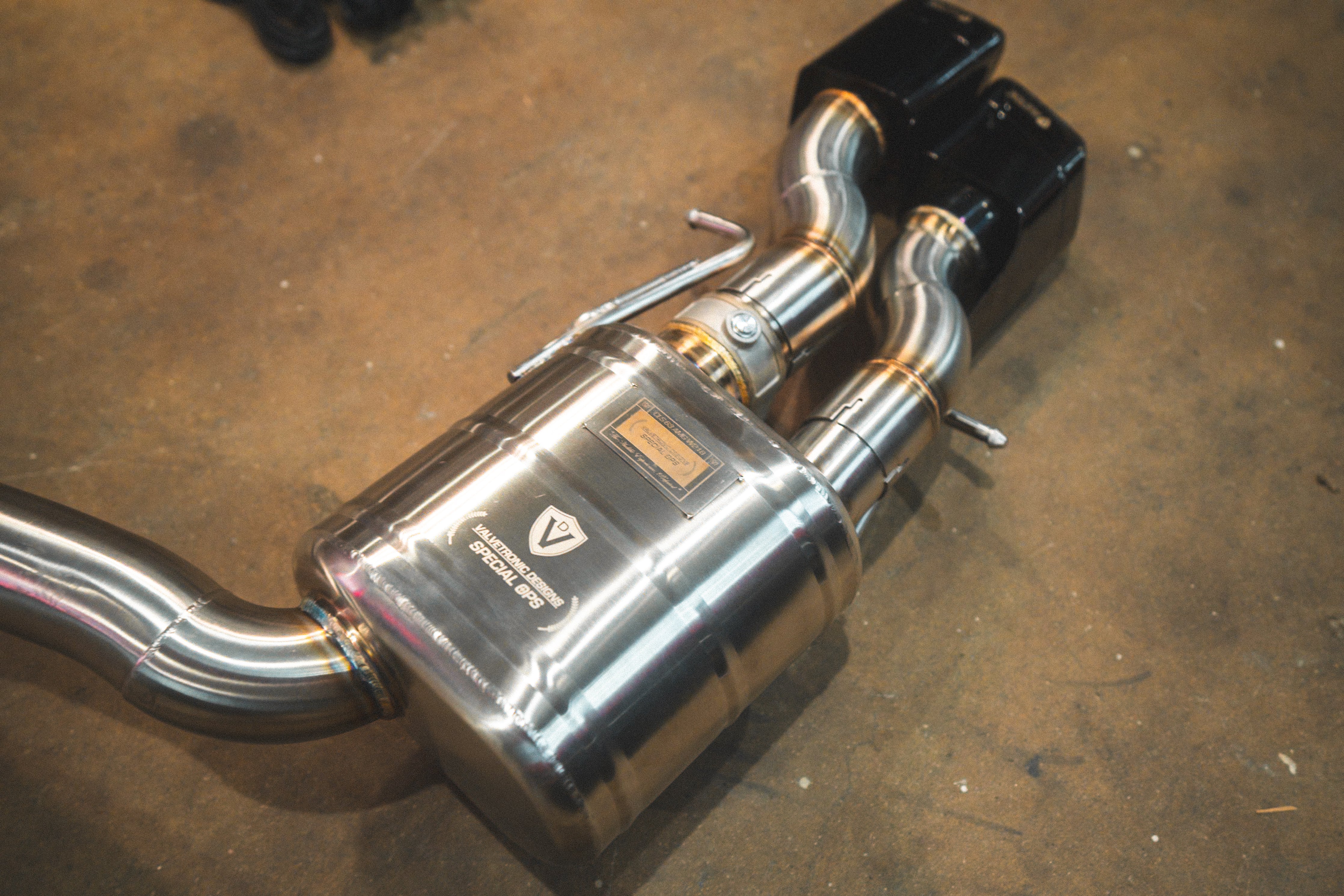 Valvetronic Designs Valved Exhaust AMG CLS63 W218 manufacturer gallery: rear muffler and twin rectangular tips viewed diagonally