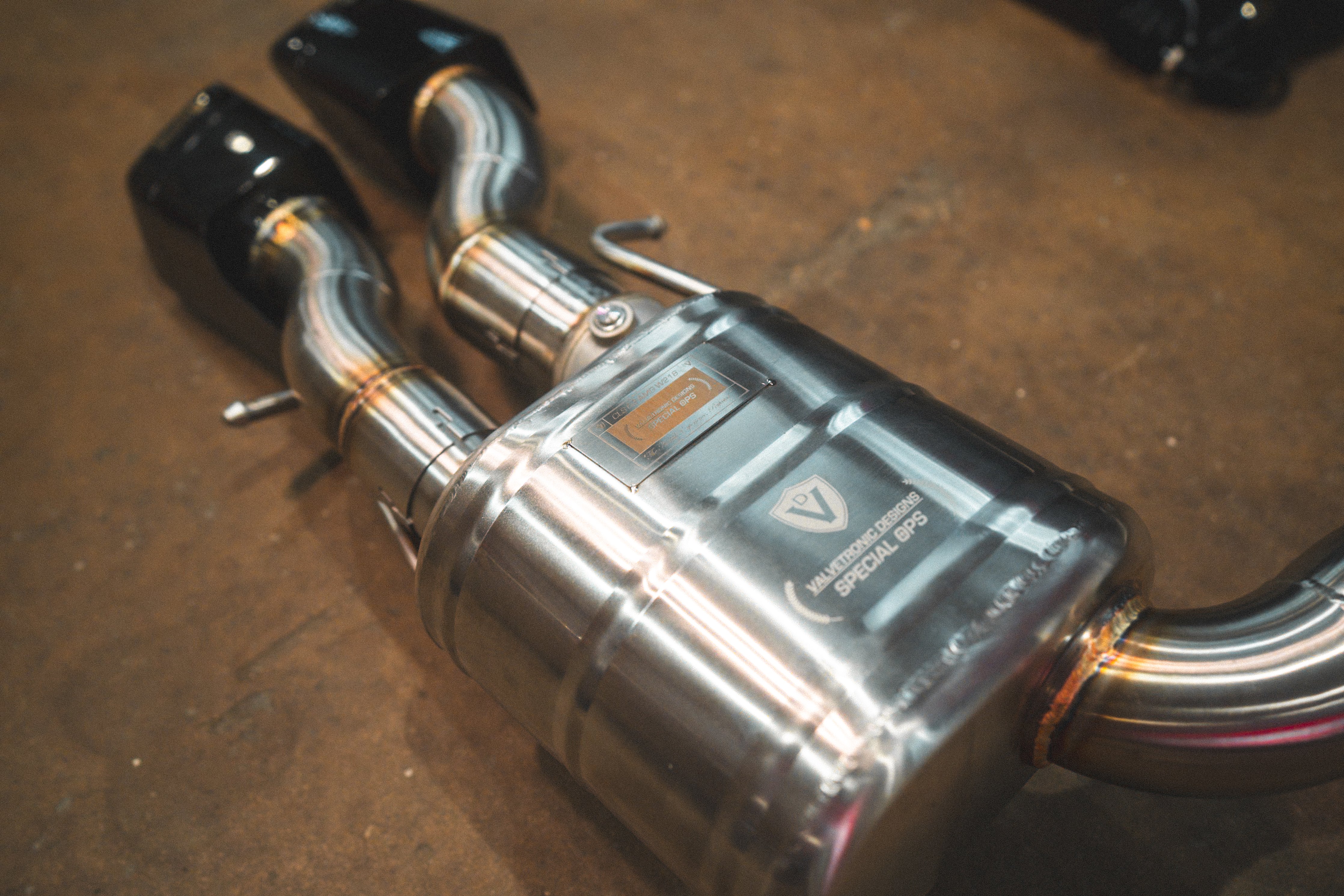 Valvetronic Designs Valved Exhaust AMG CLS63 W218 manufacturer gallery: rear muffler shell, curved branches and dark tips