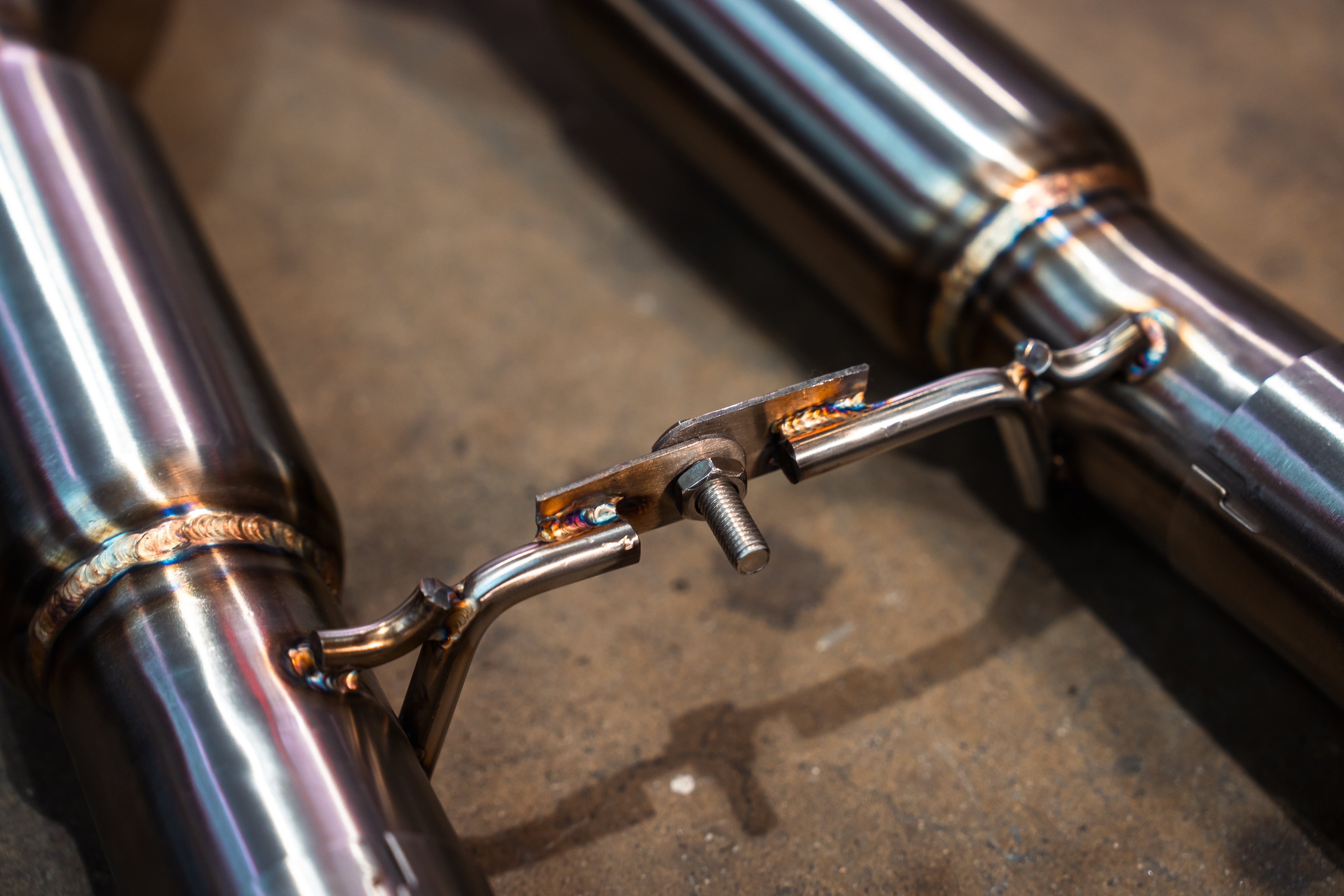 Stainless exhaust Nissan Z: pipe mounting rods