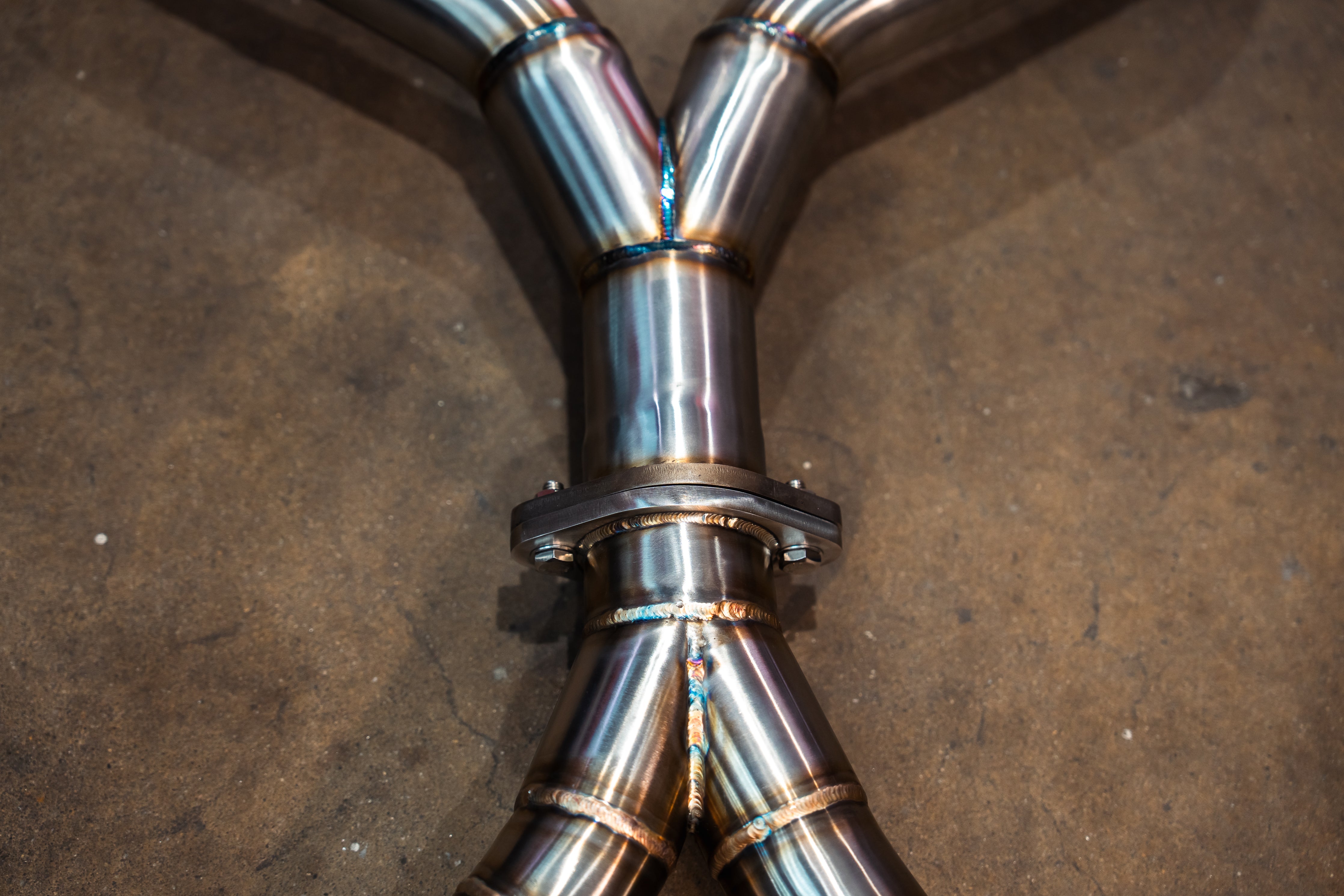 Stainless exhaust Nissan Z: pipe clamp joint