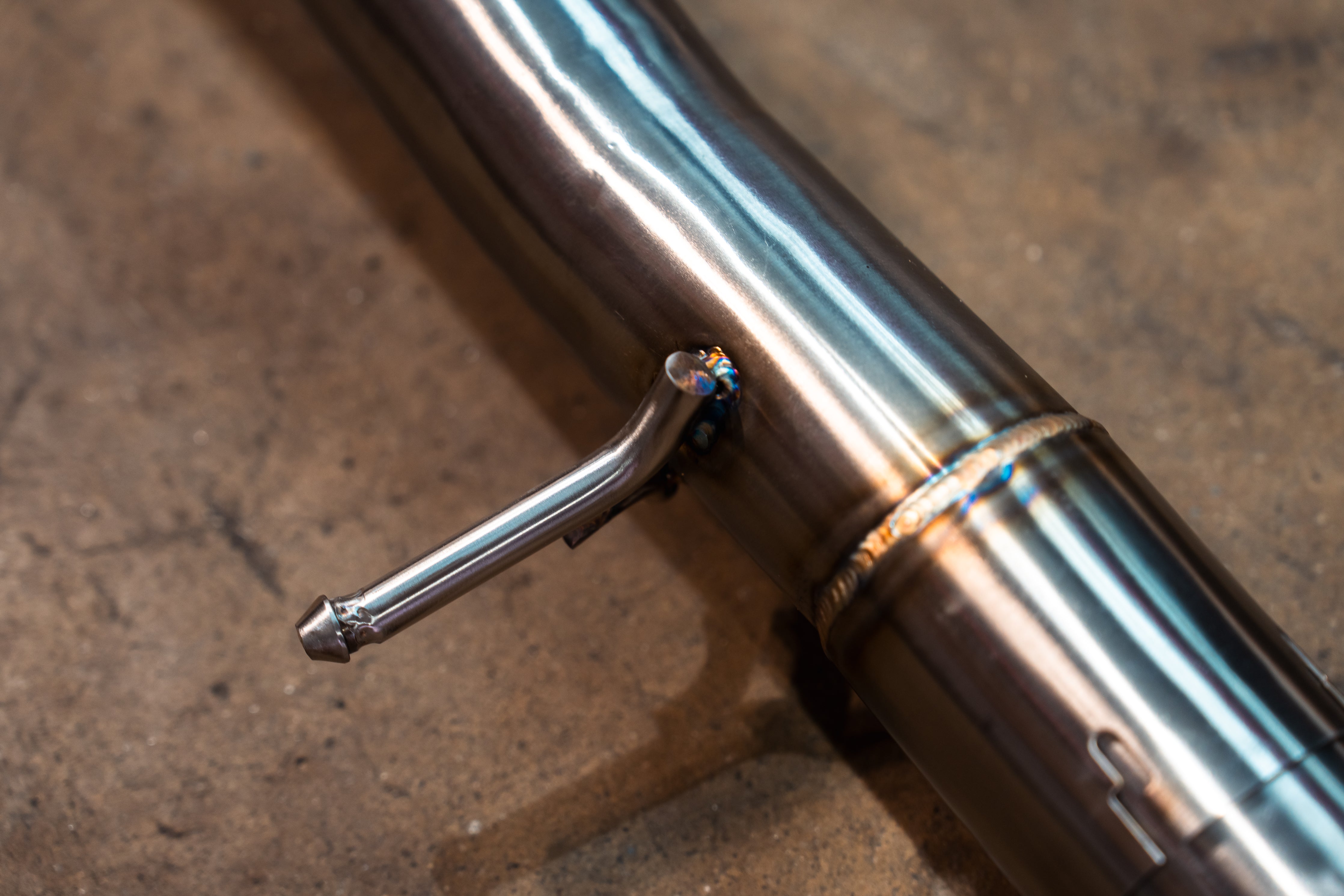 Stainless exhaust Nissan Z: welded joint and hanger
