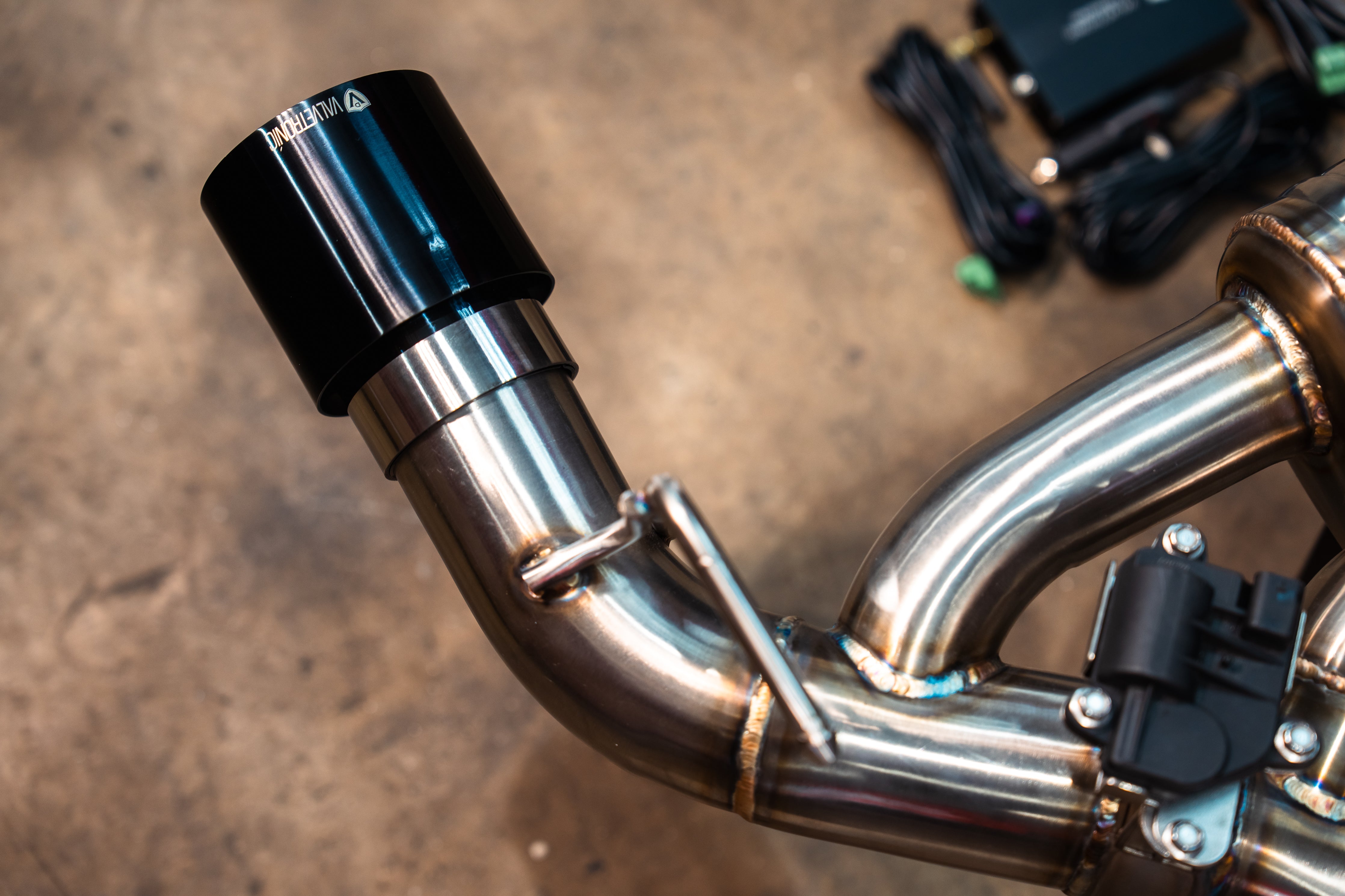 Stainless exhaust Nissan Z: dark exhaust tip and valve