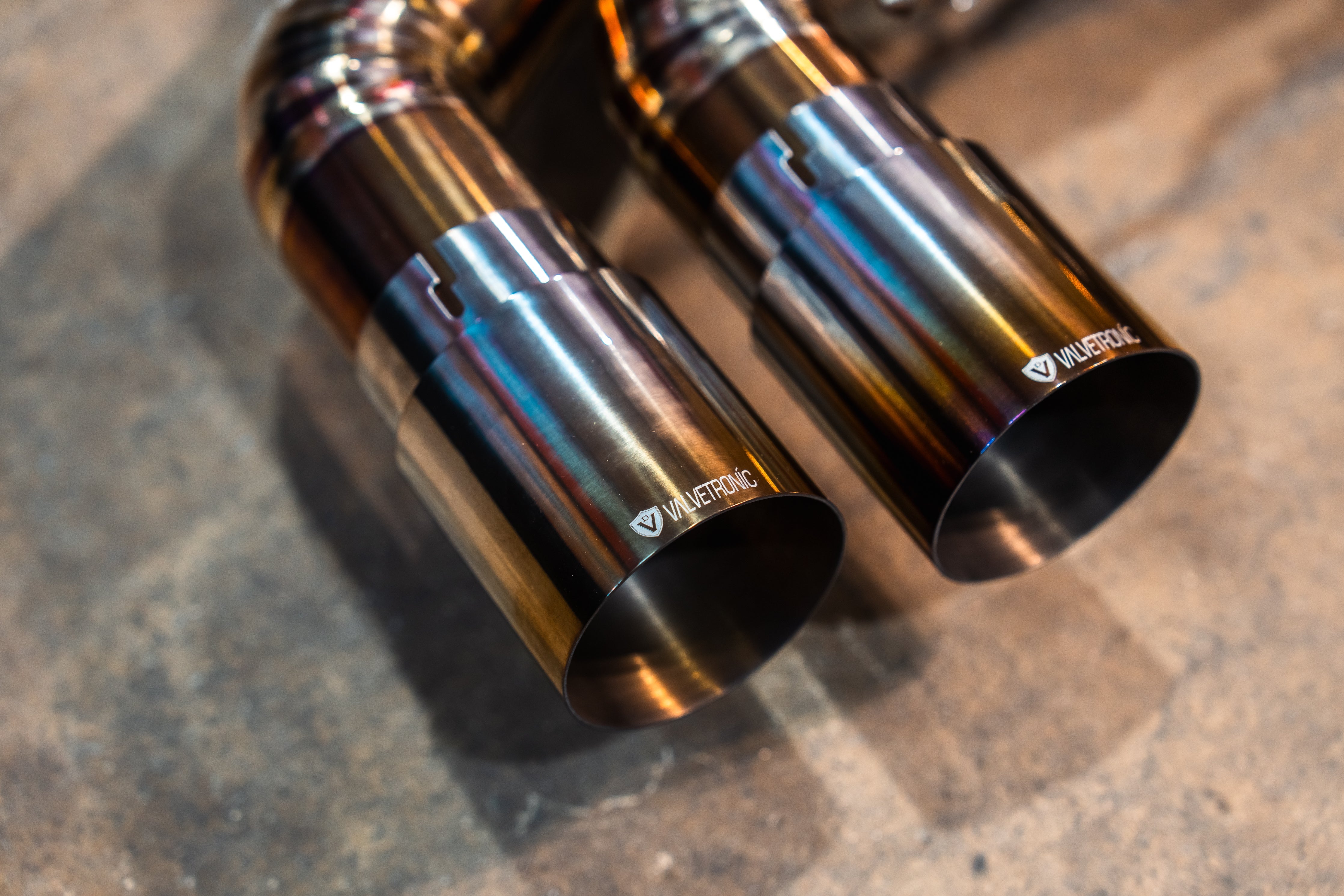 Titanium exhaust BMW G42 M240i: paired titanium tips
