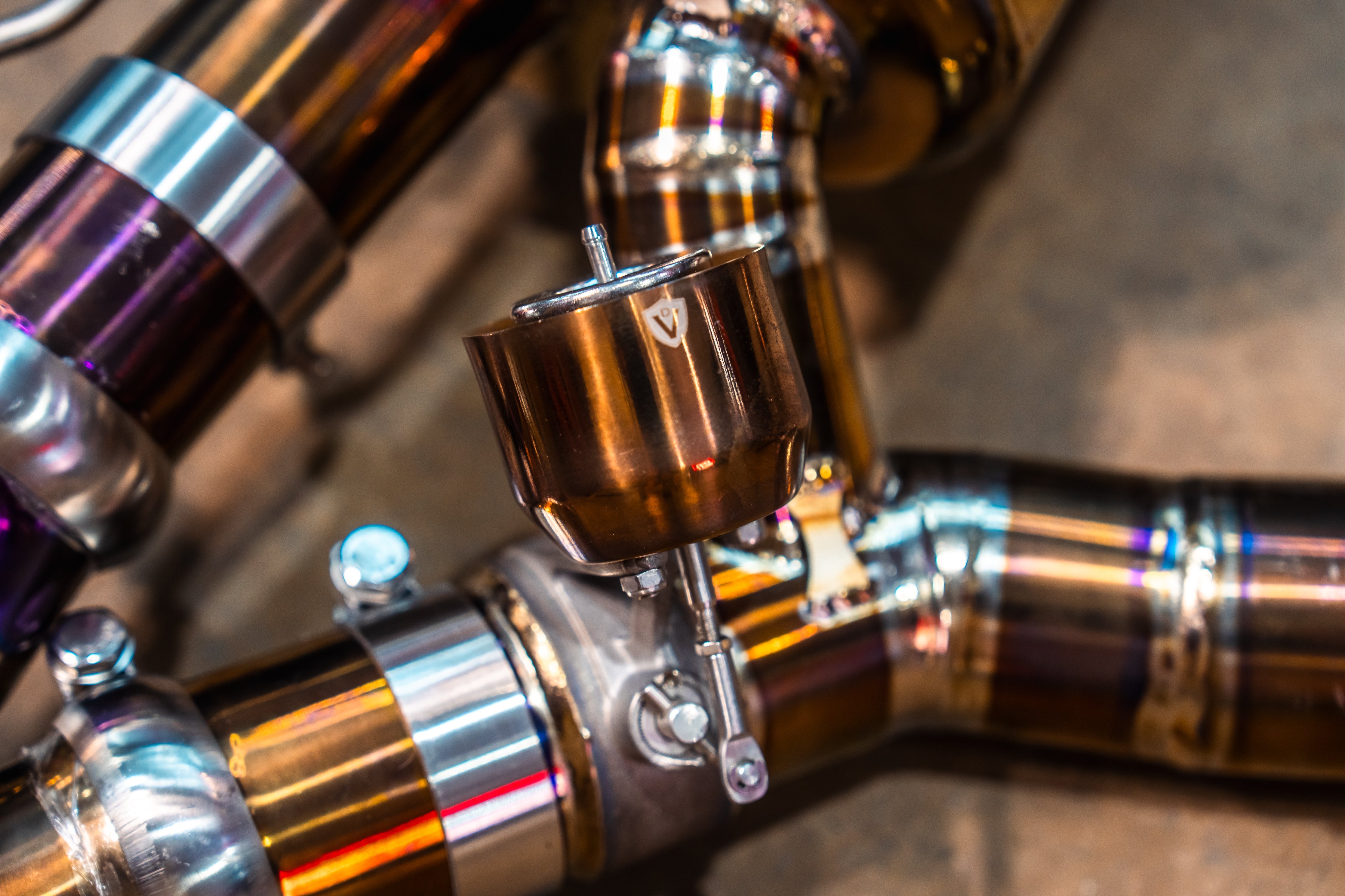 Titanium exhaust BMW G42 M240i: titanium valve close-up