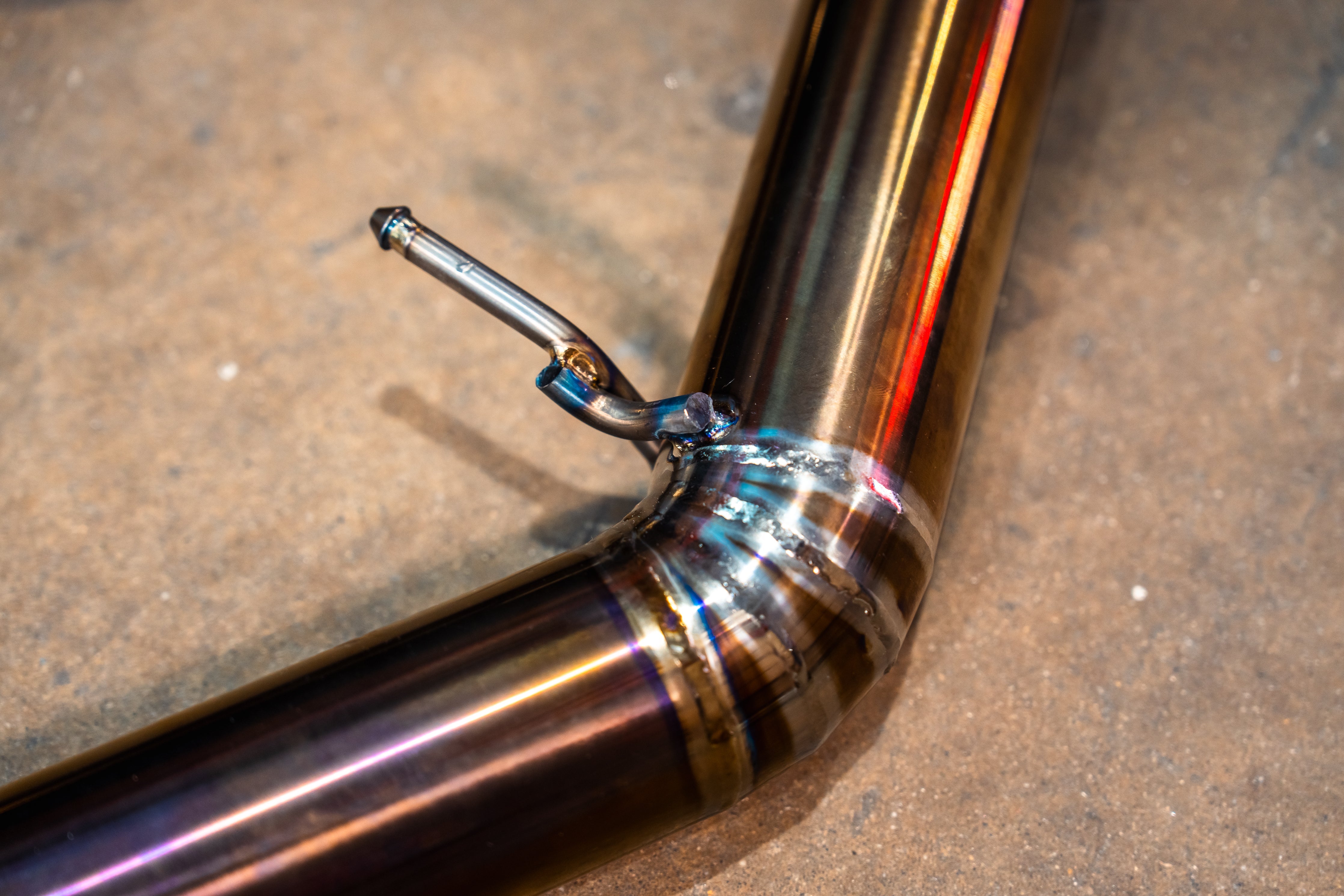Titanium exhaust BMW G42 M240i: pipe hanger