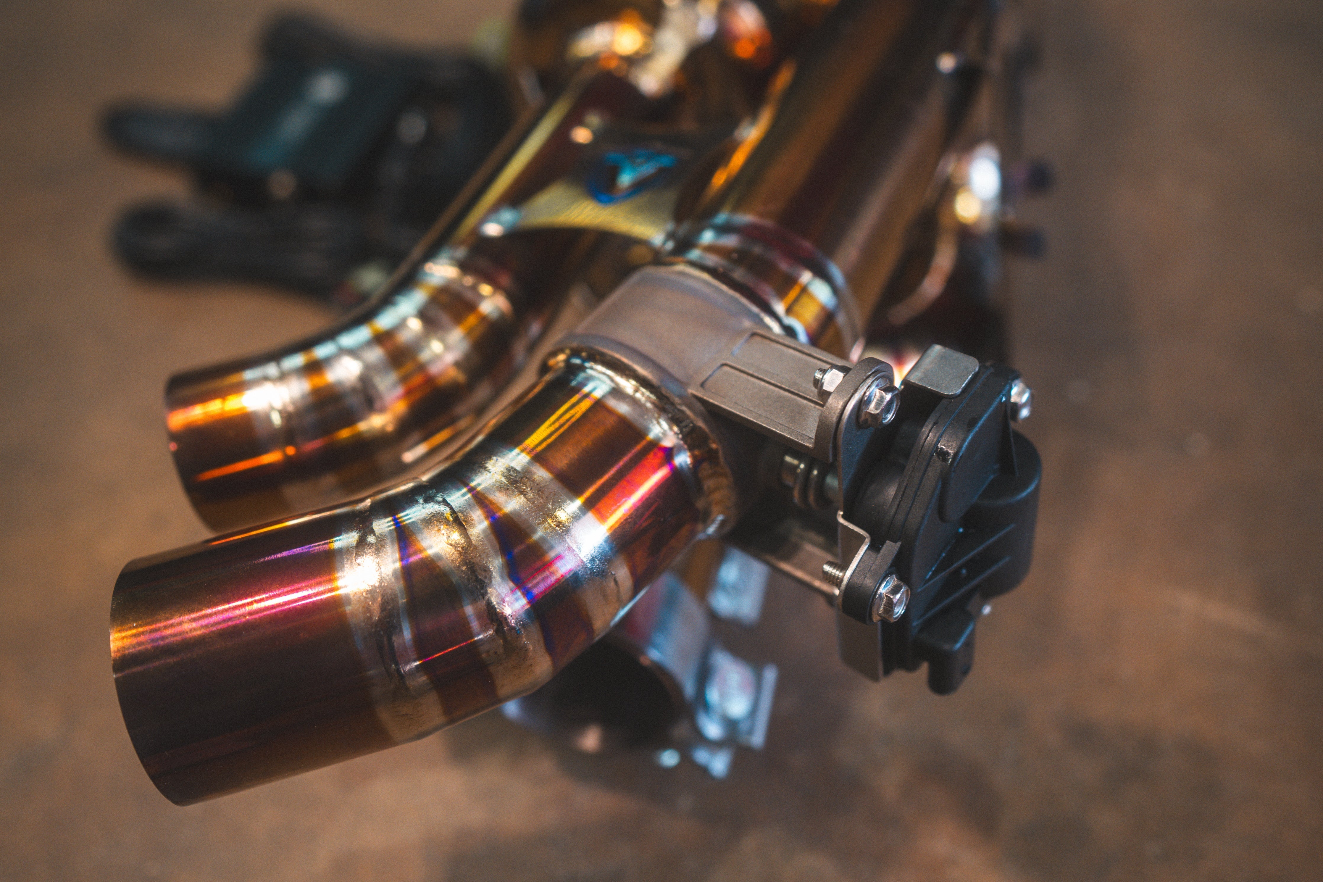 Valvetronic Designs Exhaust Porsche 992 Carrera / Turbo manufacturer gallery: electronic valve actuator beside the outlet tube