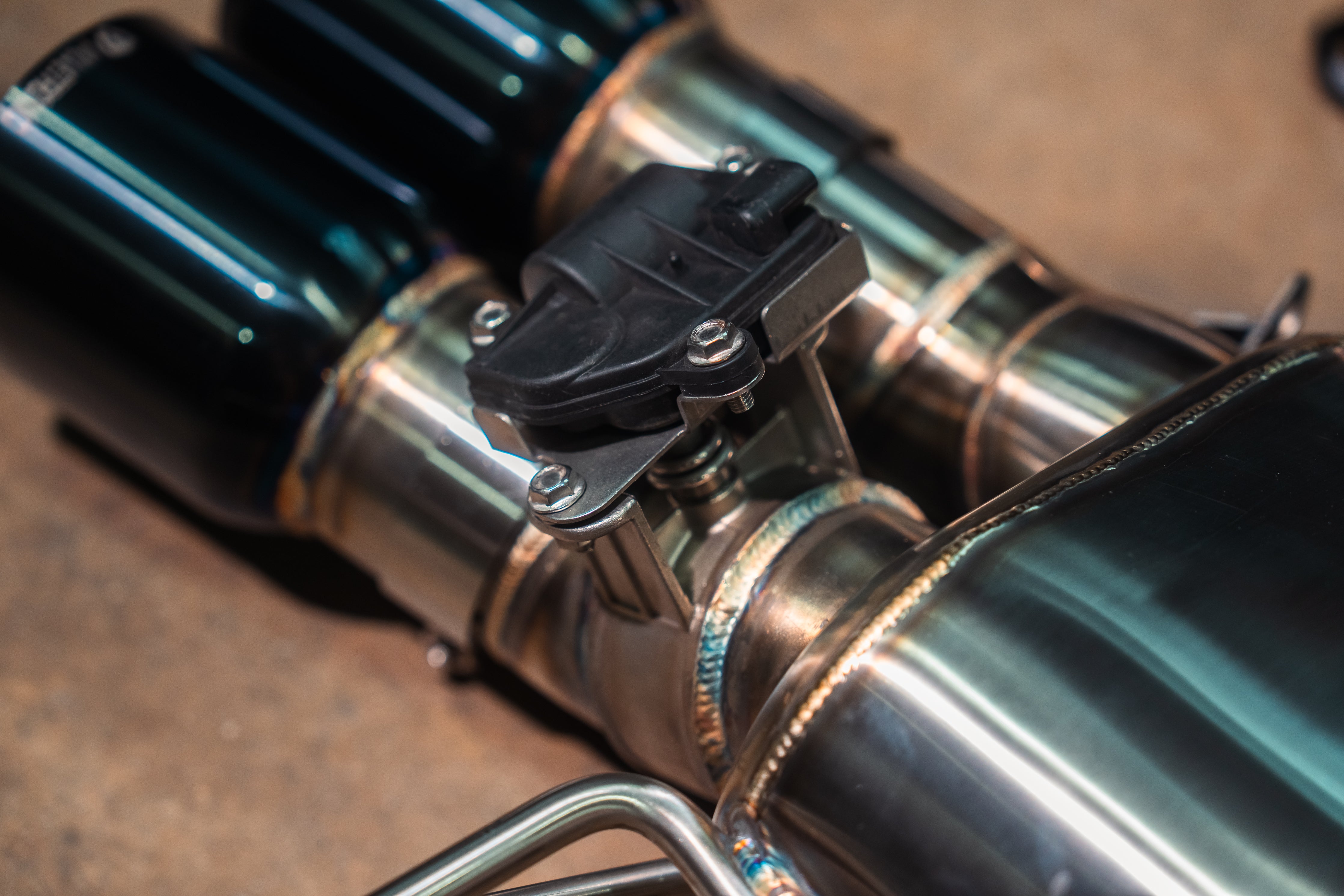 Valvetronic Designs Valved Exhaust Corvette C7 manufacturer gallery: electronic actuator attached to the rear valve body