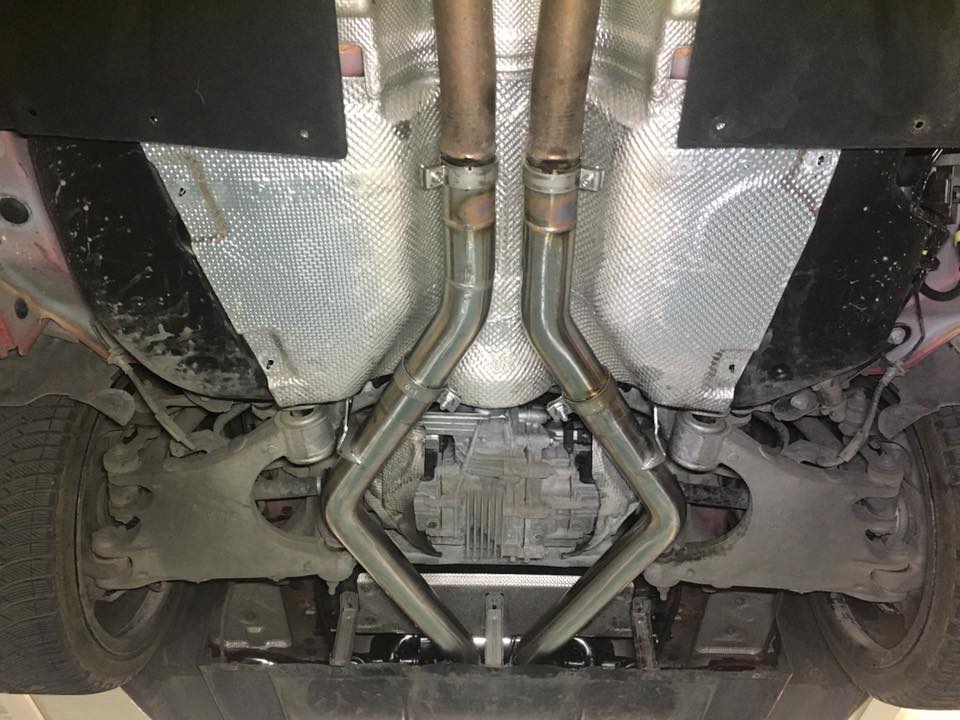 Underside view of Capristo X-shaped connecting pipes fitted to a Giulia Quadrifoglio