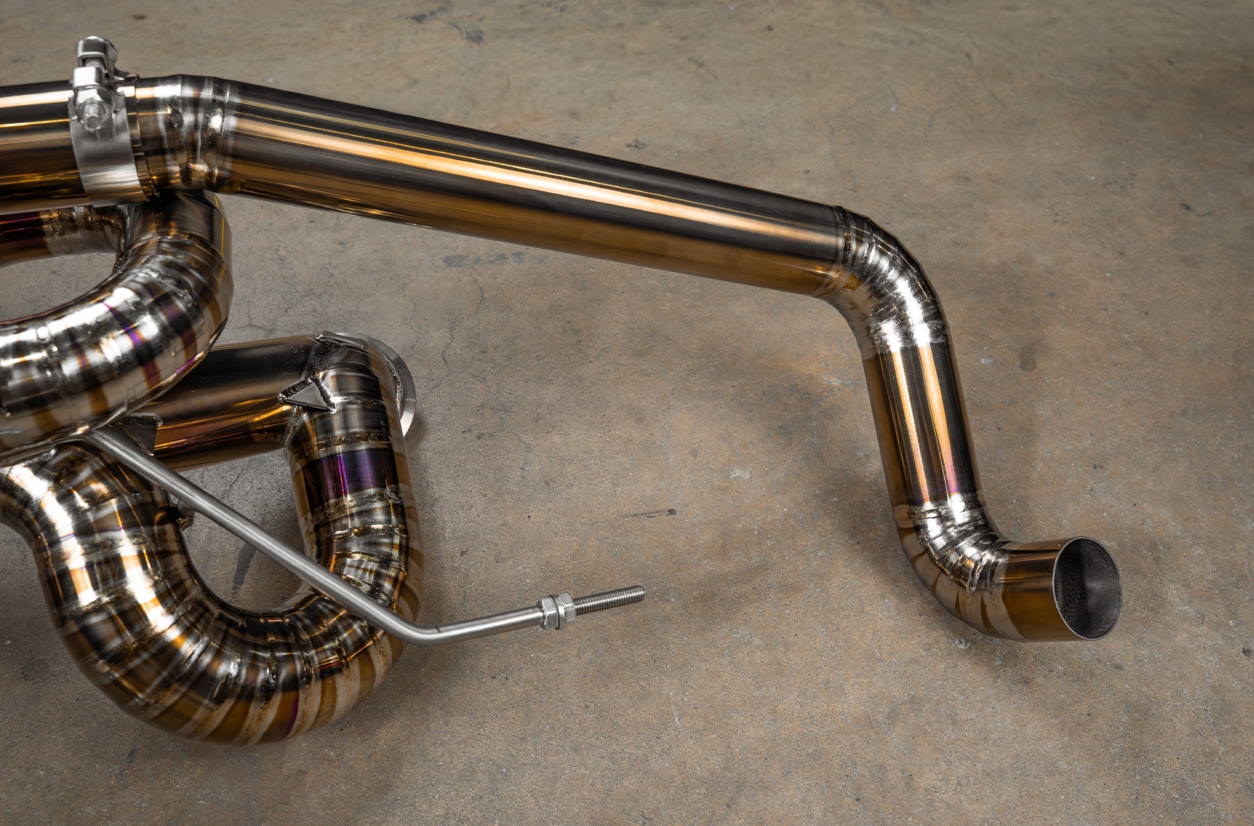 Titanium F1 exhaust Audi R8 V10: curved outlet pipe and hanger