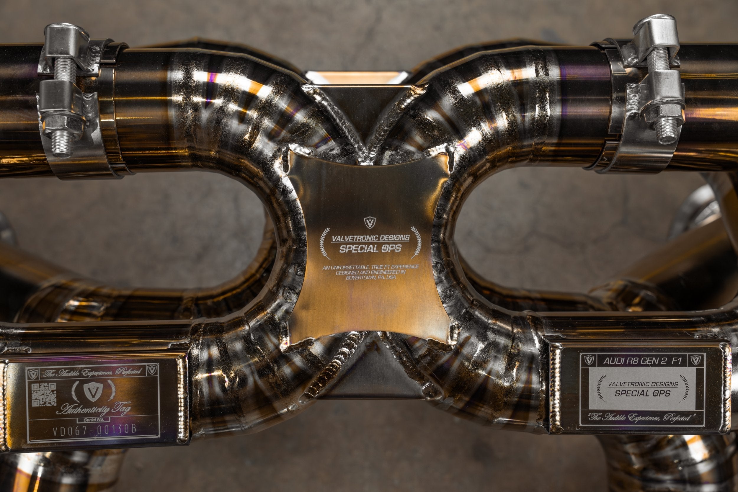 Titanium F1 exhaust Audi R8 V10: central pipe junction close-up