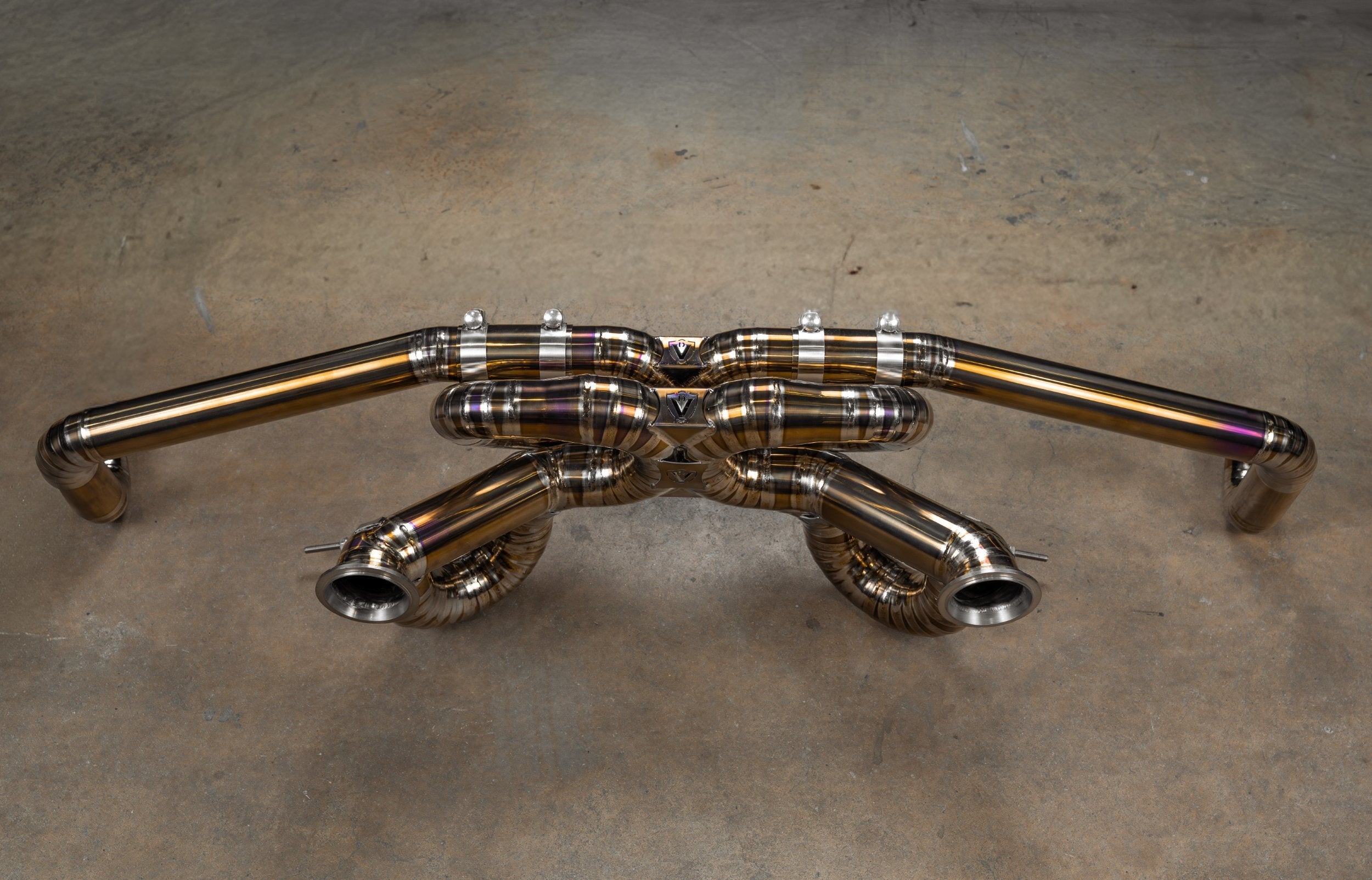 Titanium F1 exhaust Audi R8 V10: f1 system low-angle view