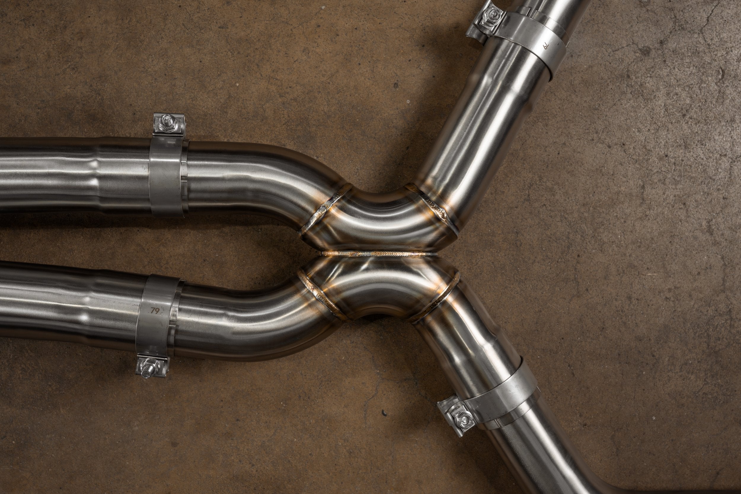 Stainless exhaust BMW F90 M5/F92 M8: pipe split close-up