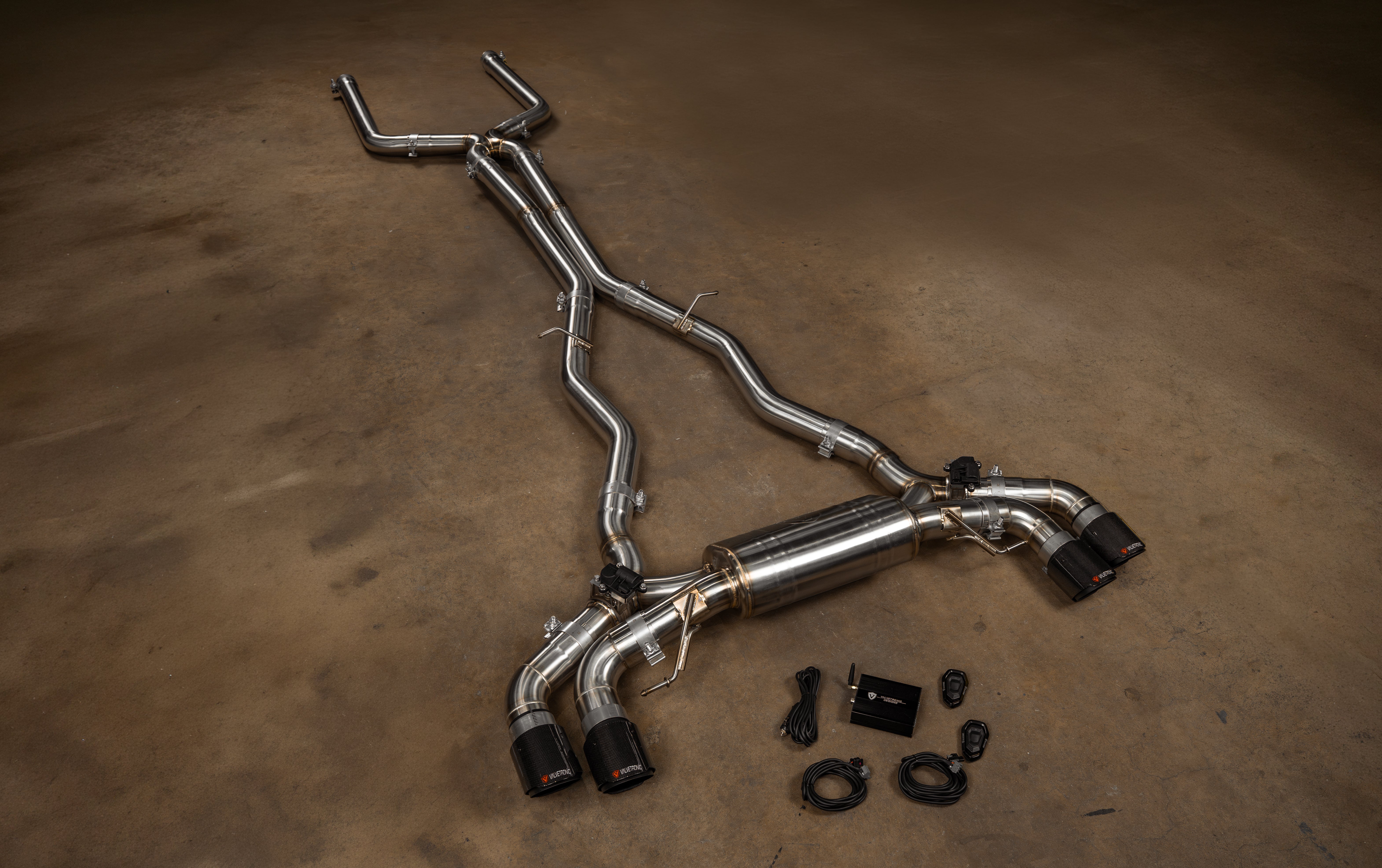 Stainless exhaust BMW F90 M5/F92 M8: stainless system angled