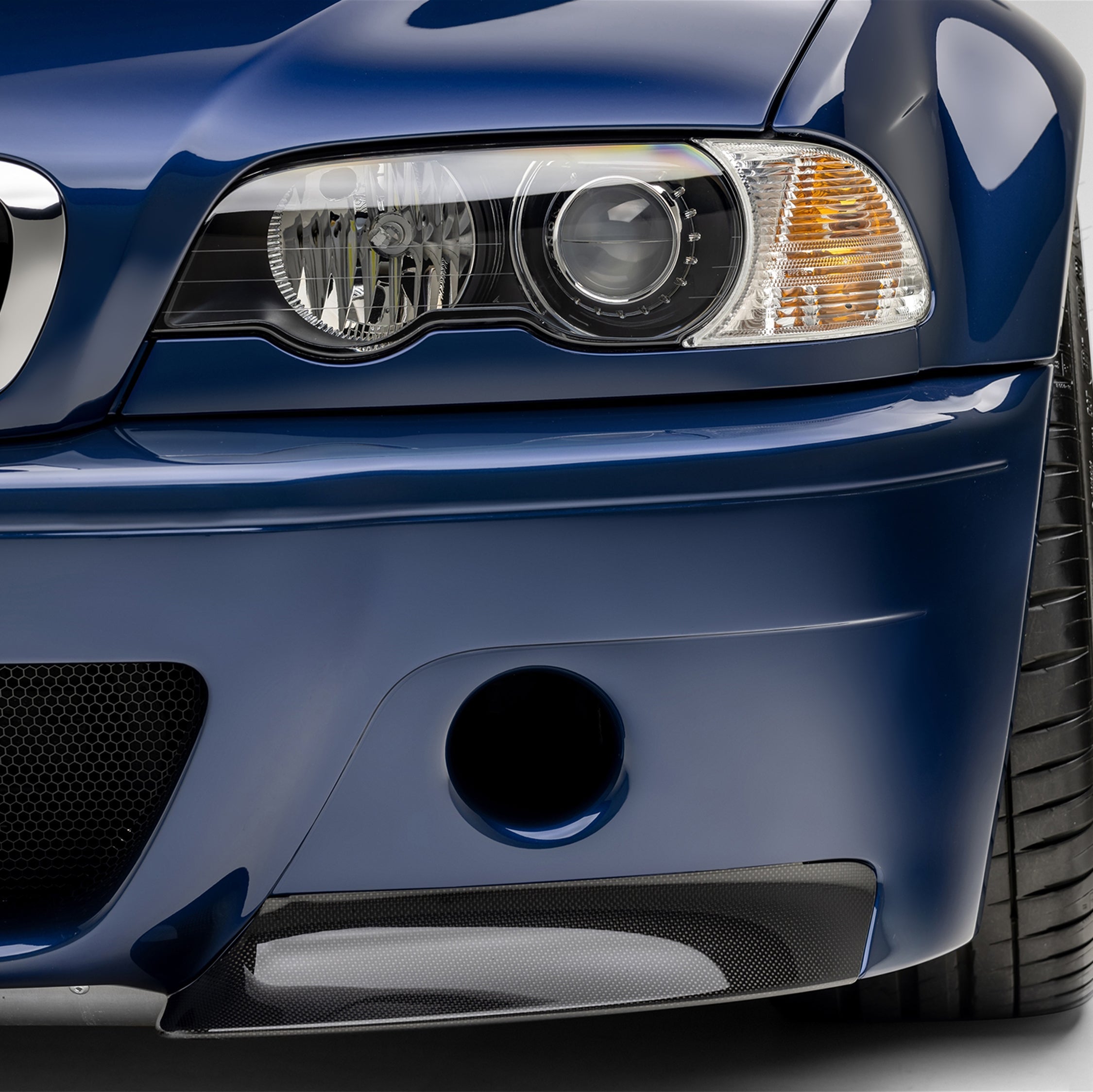 E46 M3 V-CSL bumper with carbon splitter, straight-on detail