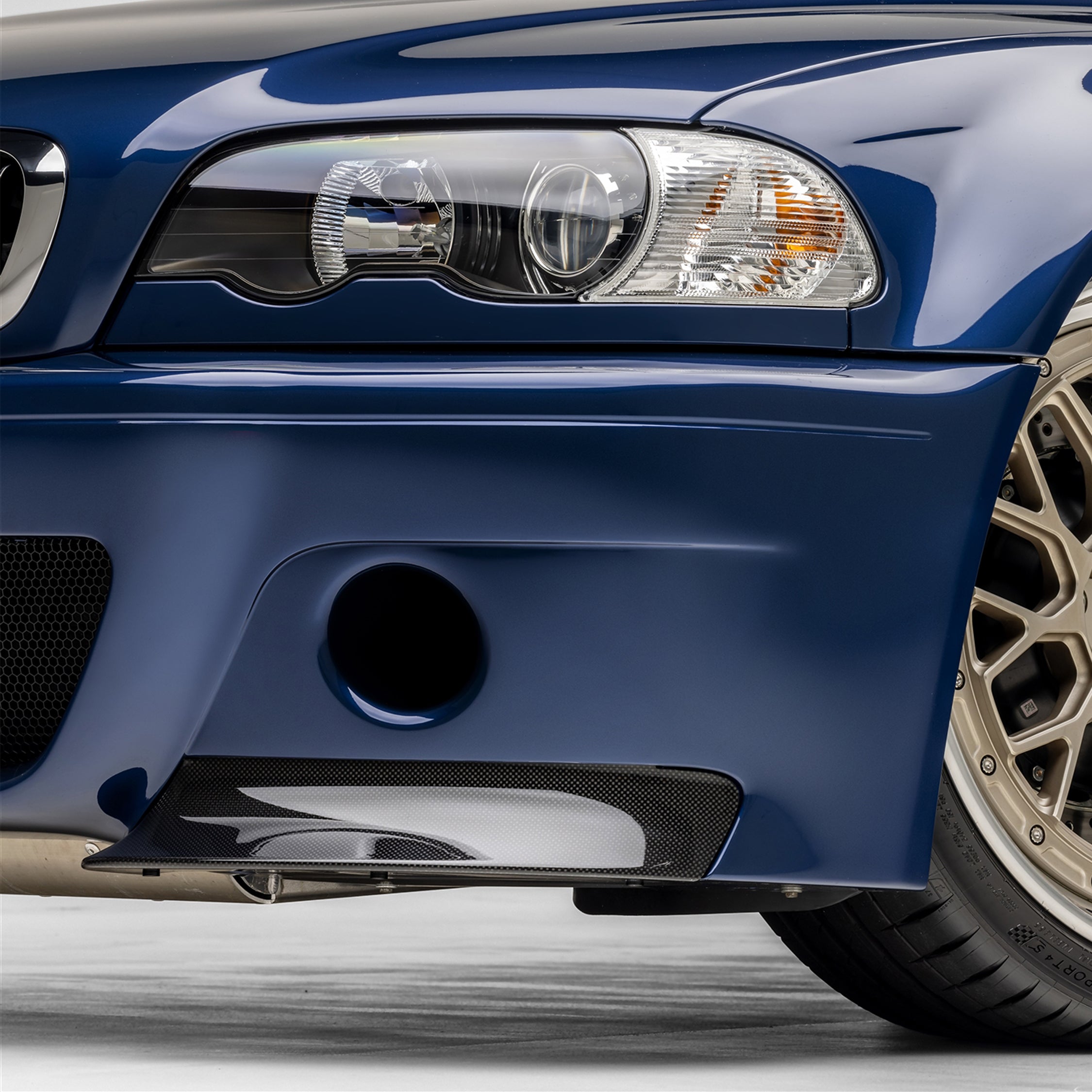 V-CSL splitter corner on blue E46 M3, low angled view