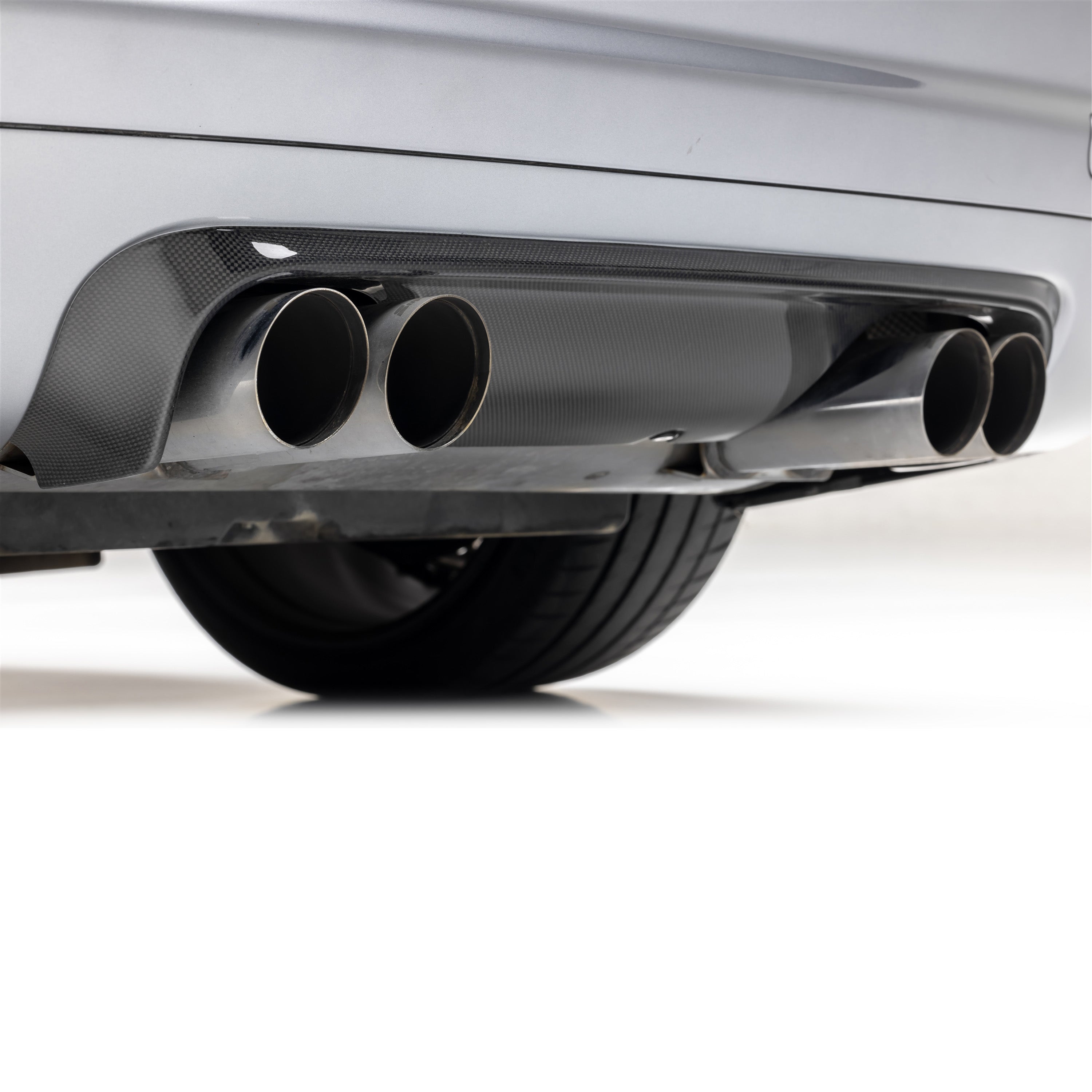 V-CSL diffuser center and tailpipes, low straight-on detail