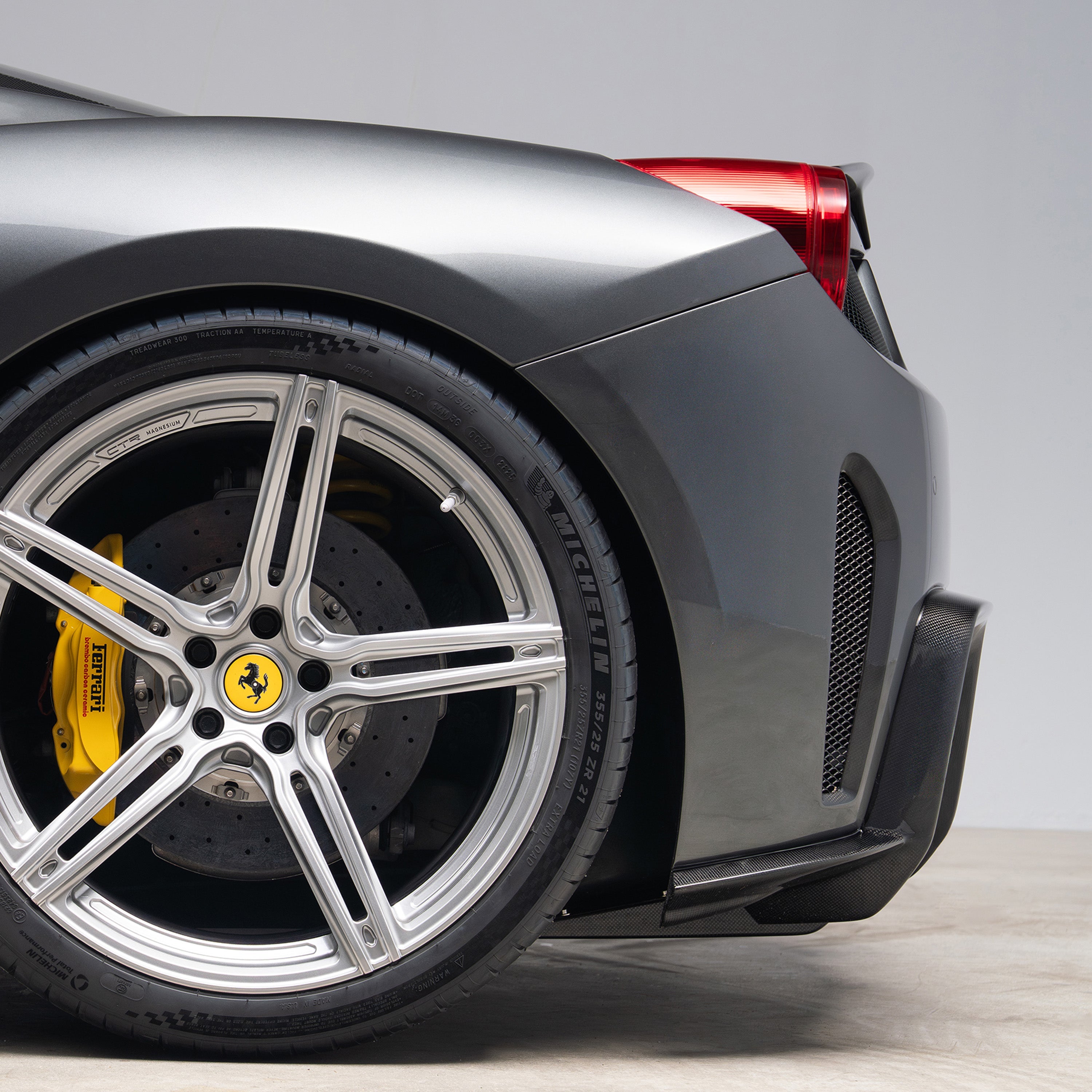 CTR rear bumper side and rear wheel on 458, close-up