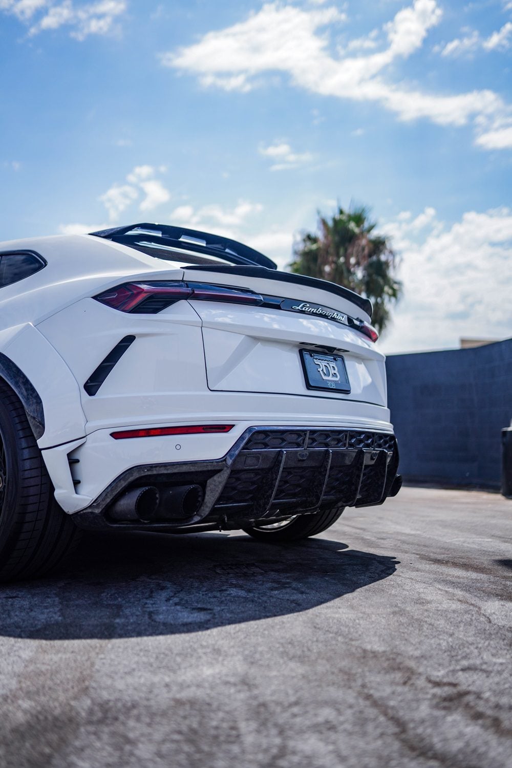 White Urus rear three-quarter showing the rear diffuser