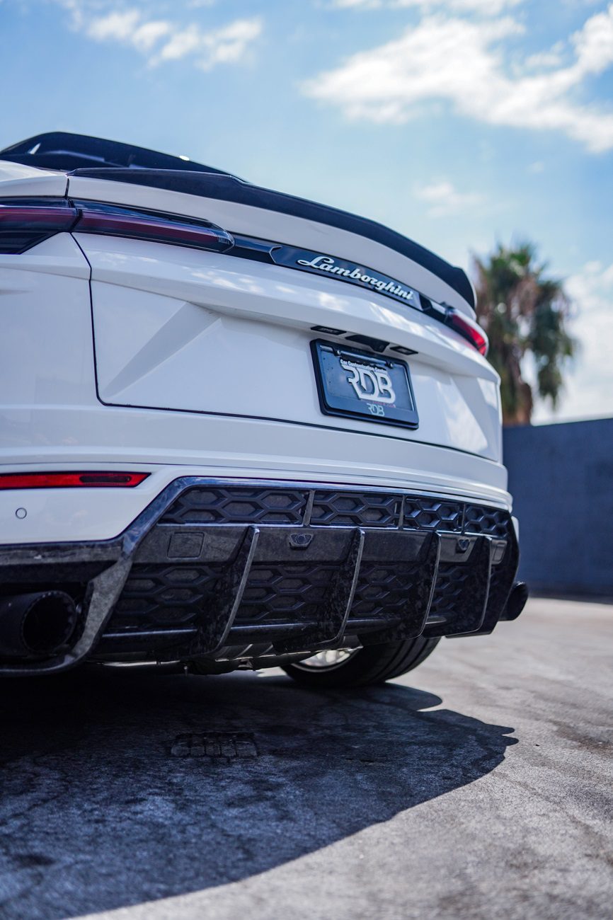 White Urus rear diffuser, low rear three-quarter