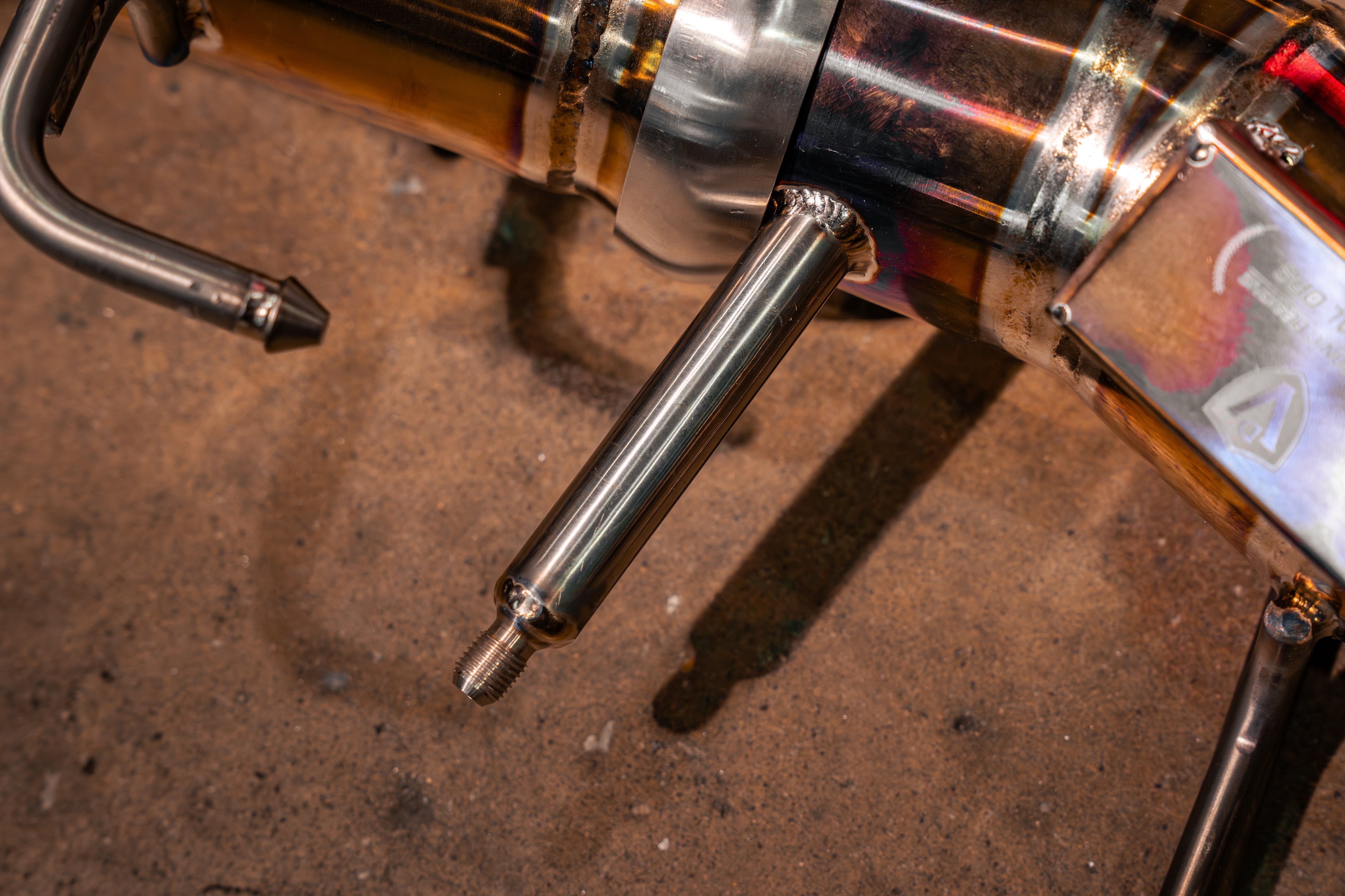 Titanium F1 exhaust Ferrari SF90: mounting rods on tube