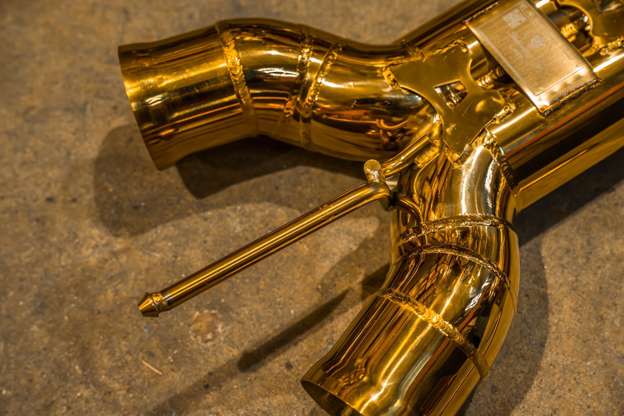 Valvetronic Designs F1 Exhaust McLaren 650S / MP4-12C manufacturer gallery: gold-colored tube junction and welded hanger