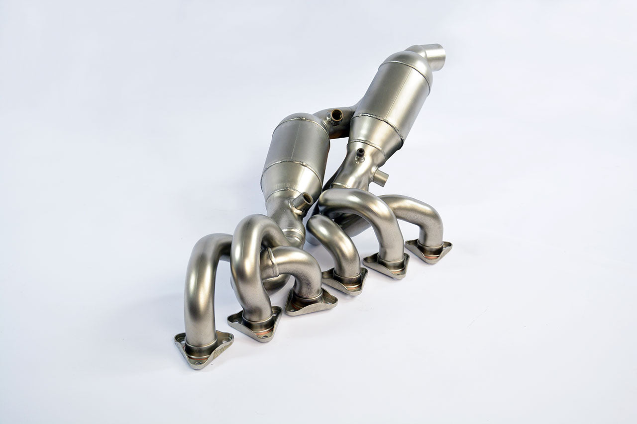 side front view of Supersprint Metallic catalytic converter HJS, 100CPSI kit for OEM headers (Weld on connection) for BMW E46 M3 3.2i Coupé/Cabrio 2001-2006 (USA Model Ø60mm - Single Pipe) with white background