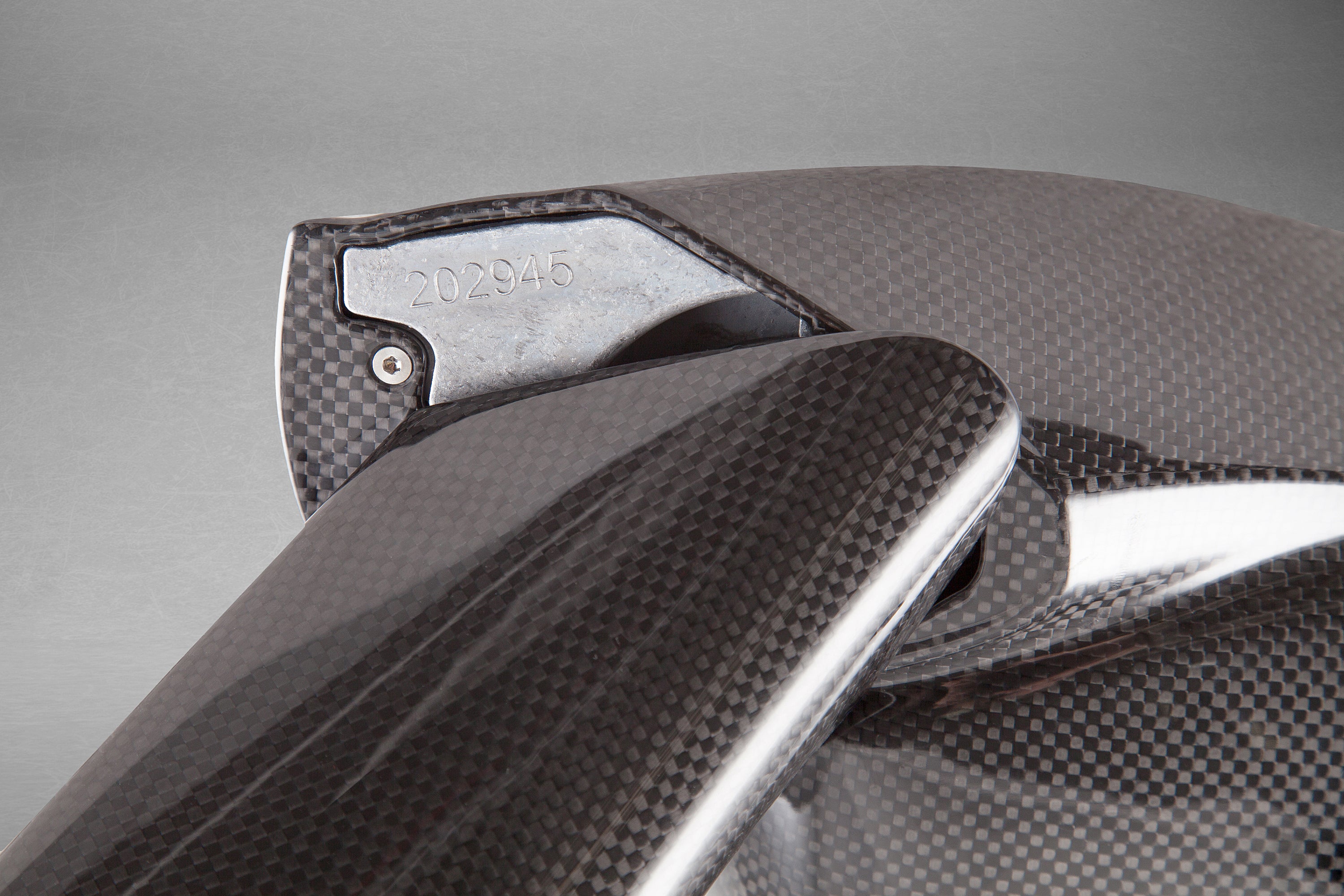 Capristo Ferrari 488 / F8 carbon mirror base detail