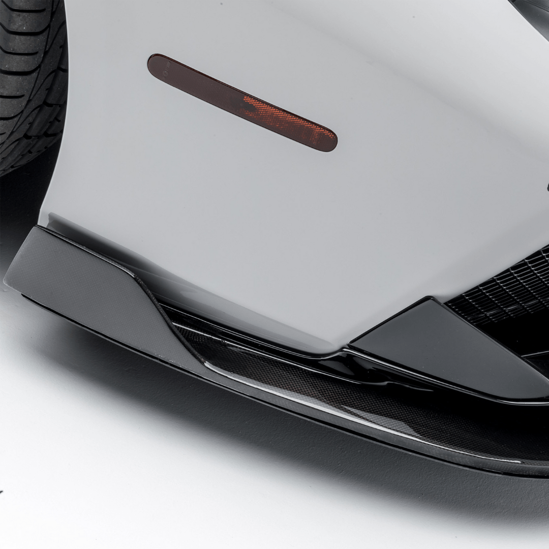 1x1 carbon Diavolo spoiler edge on white 488, macro