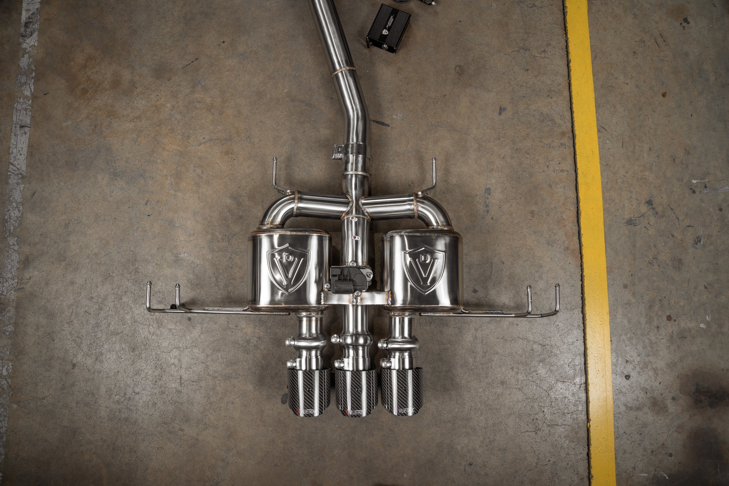 Valvetronic Designs Valved Exhaust Civic Type R / Integra Type S manufacturer gallery: rear mufflers and three tips with the mid-pipe above them