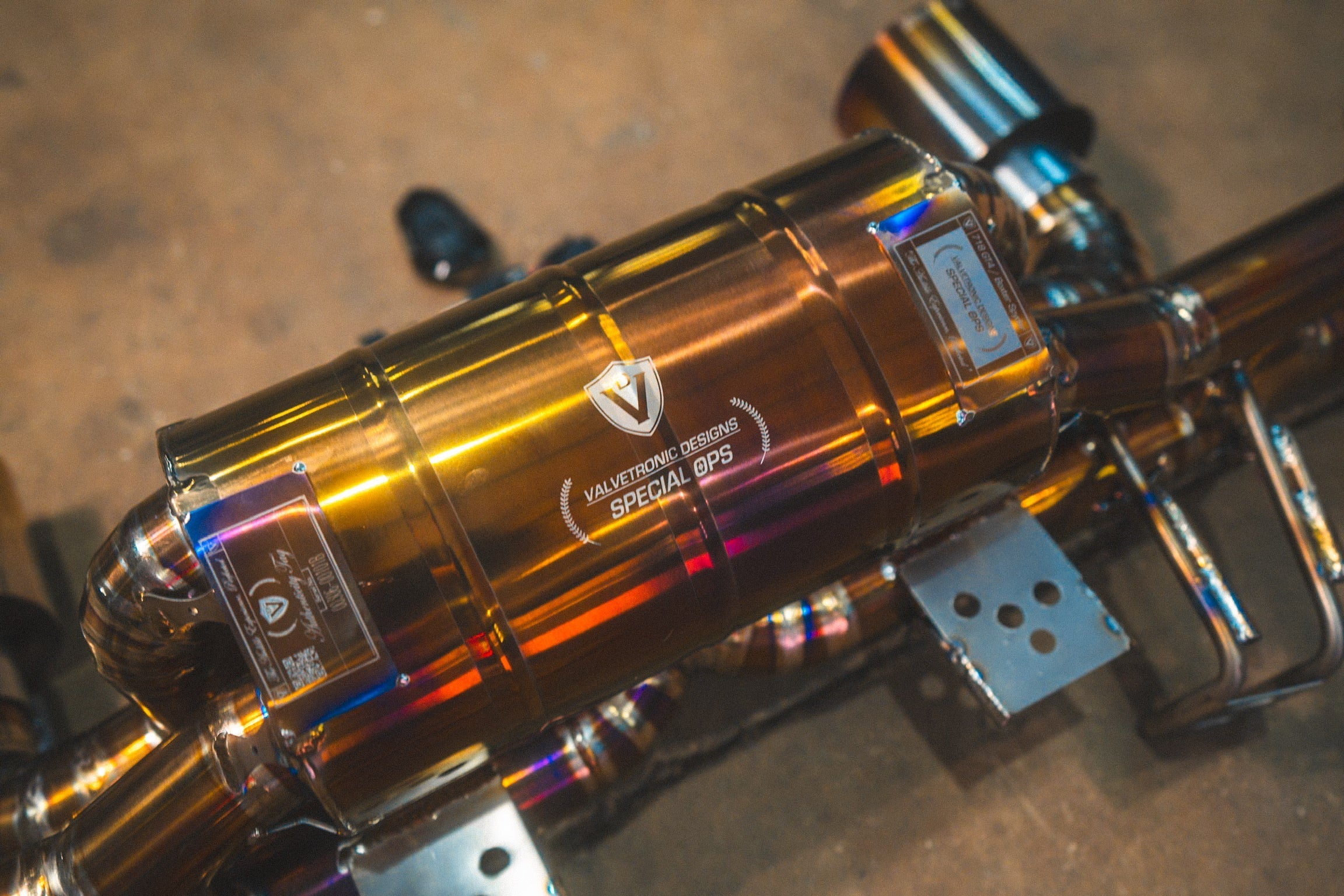 Titanium exhaust Porsche 718 GT4: rear muffler angled