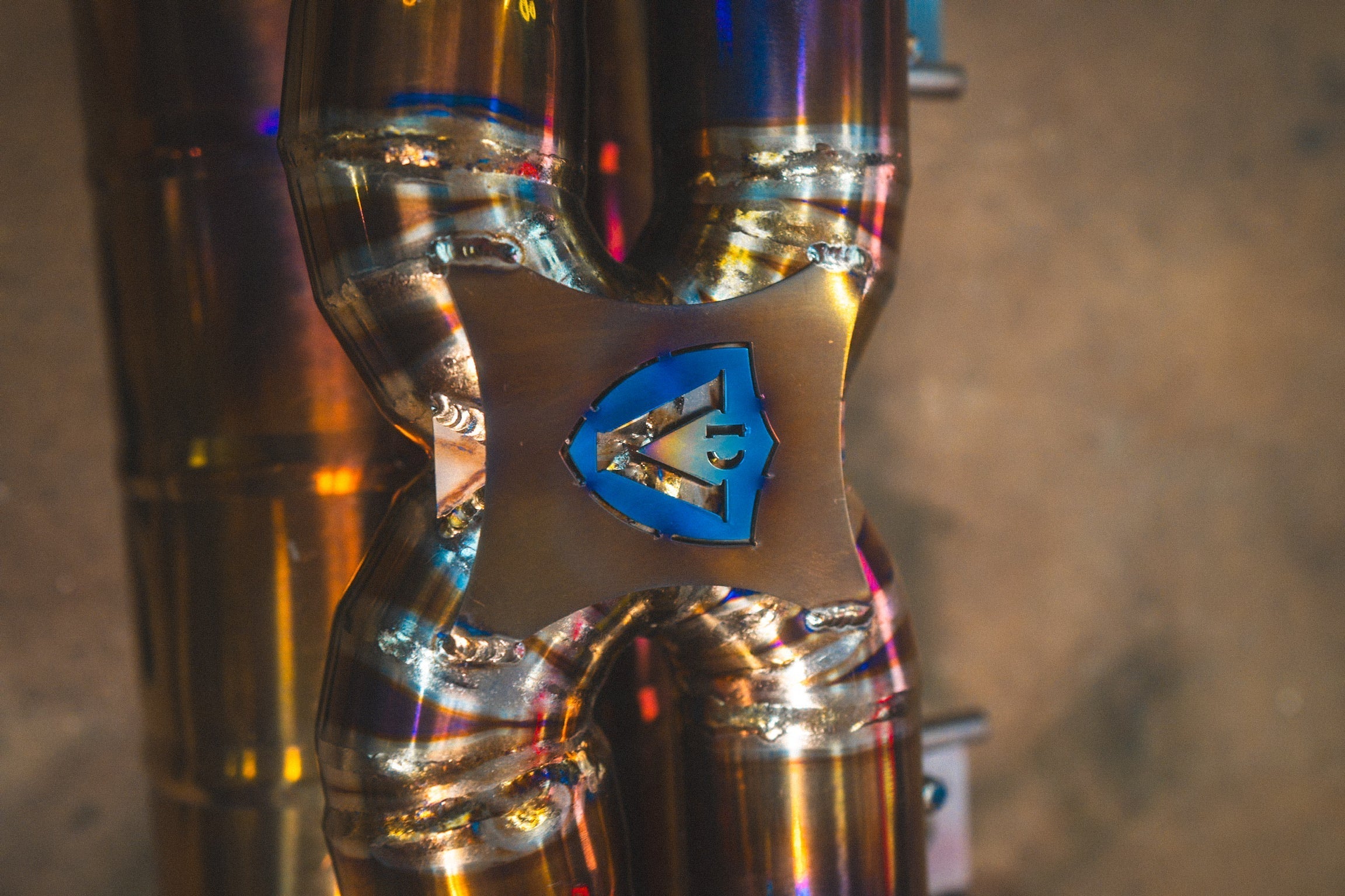Titanium exhaust Porsche 718 GT4: central logo junction