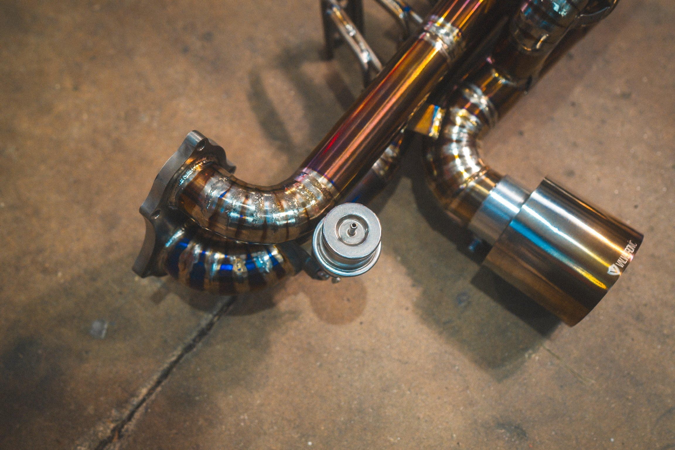 Titanium exhaust Porsche 718 GT4: outlet tip and valve