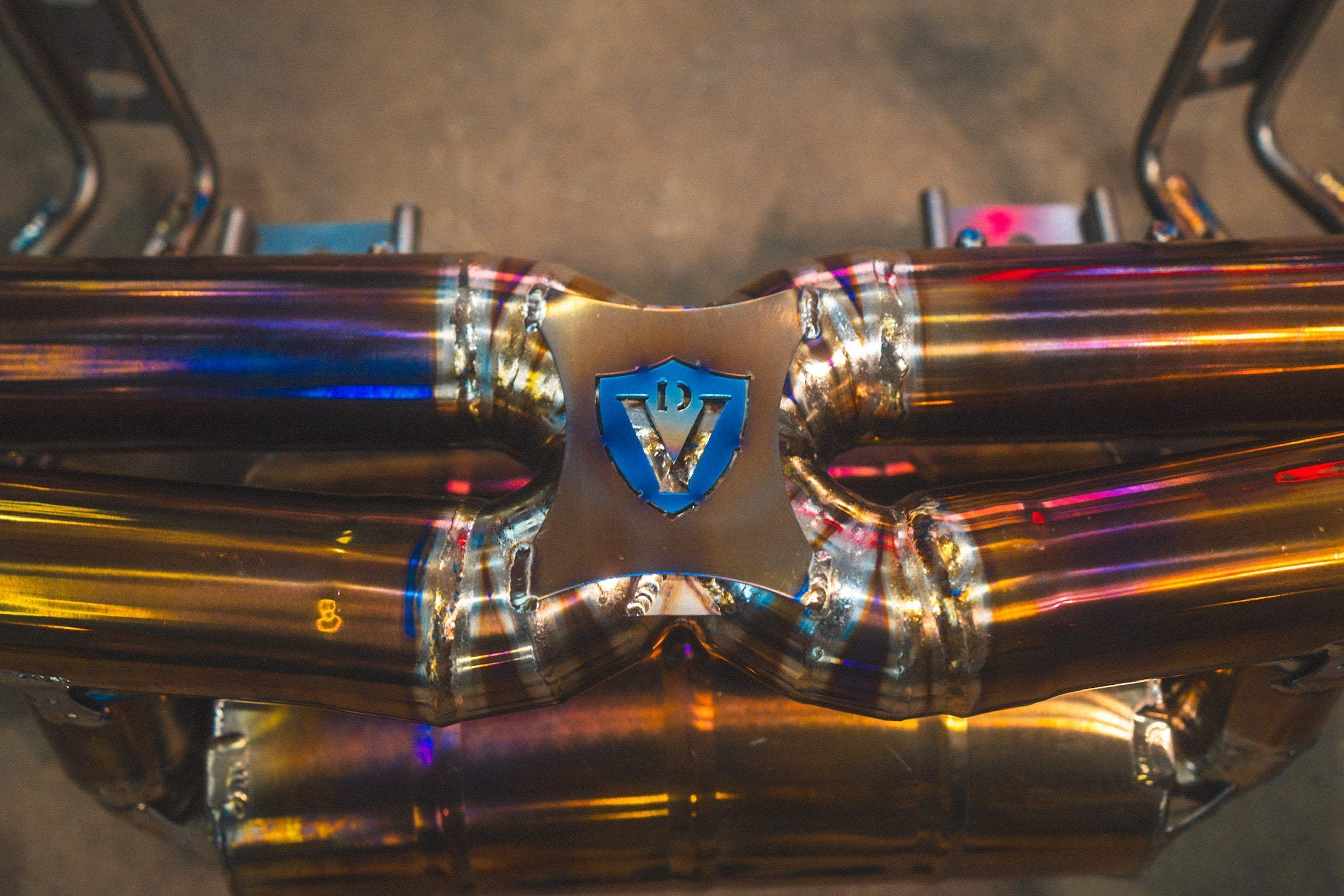 Titanium exhaust Porsche 718 GT4: central logo junction straight-on