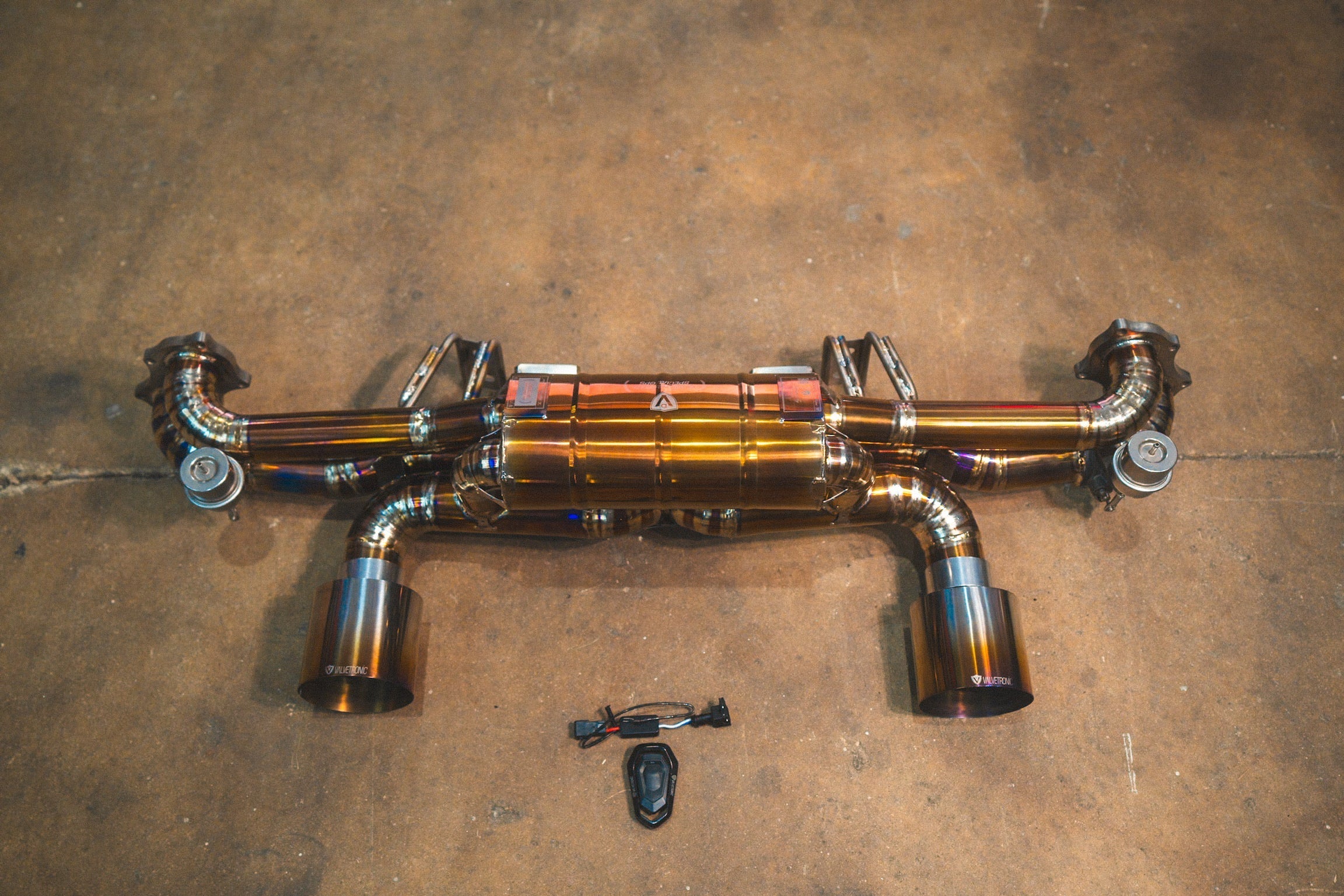 Titanium exhaust Porsche 718 GT4: rear section straight-on