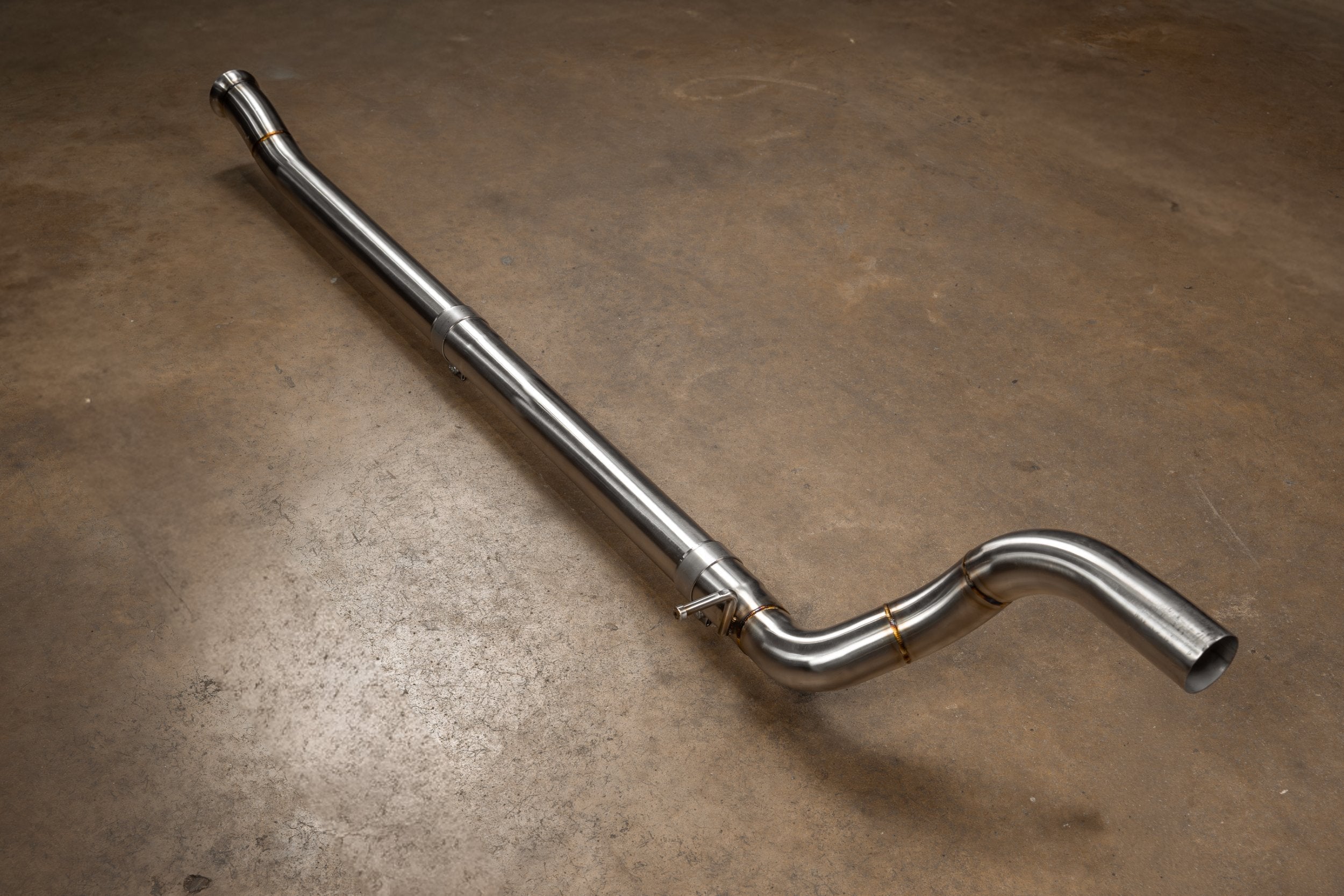 Valvetronic Designs Blackbear Exhaust Jeep Wrangler JL / JLU manufacturer gallery: long polished pipe laid diagonally with two bends
