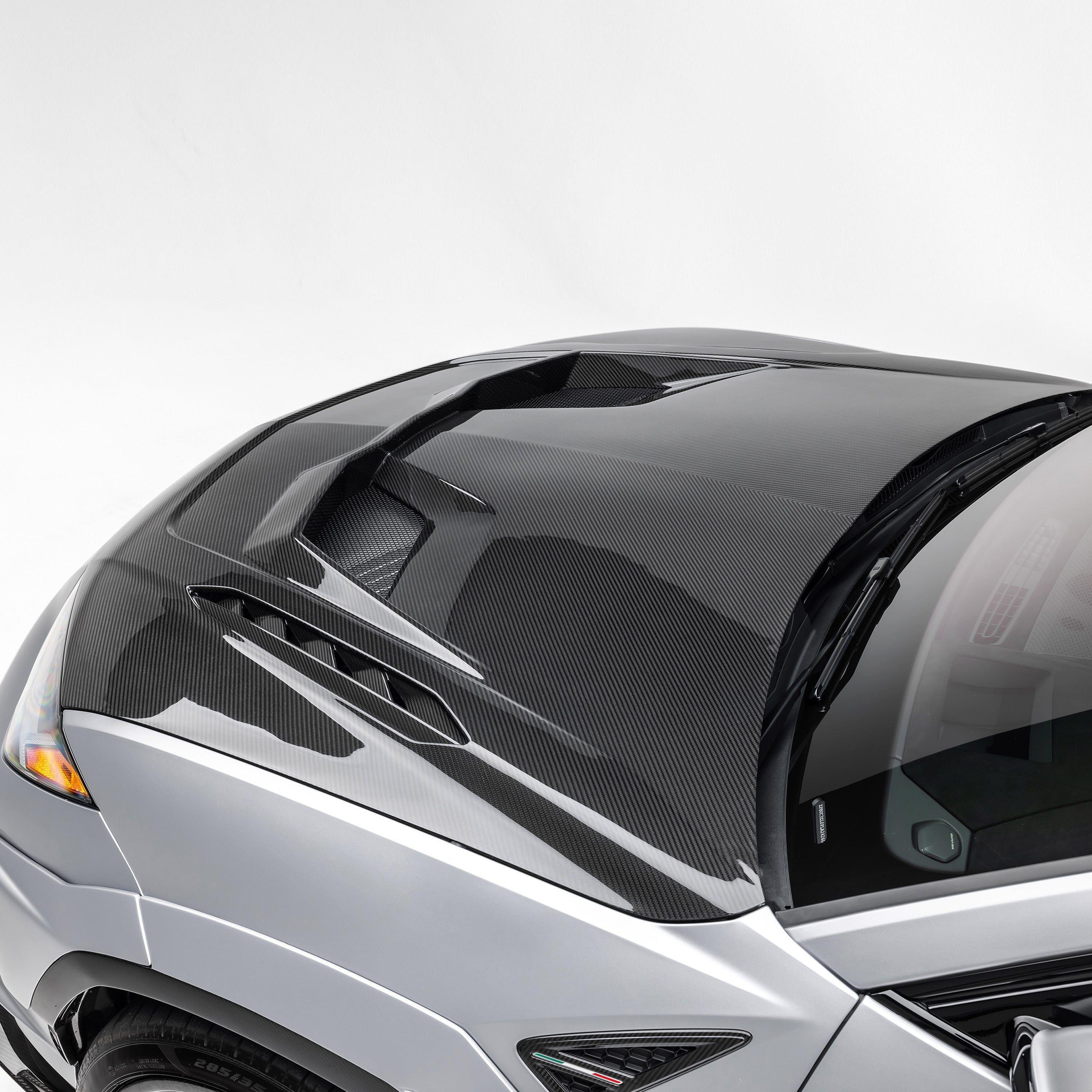 Urus Performante carbon hood edge by fender, high angle