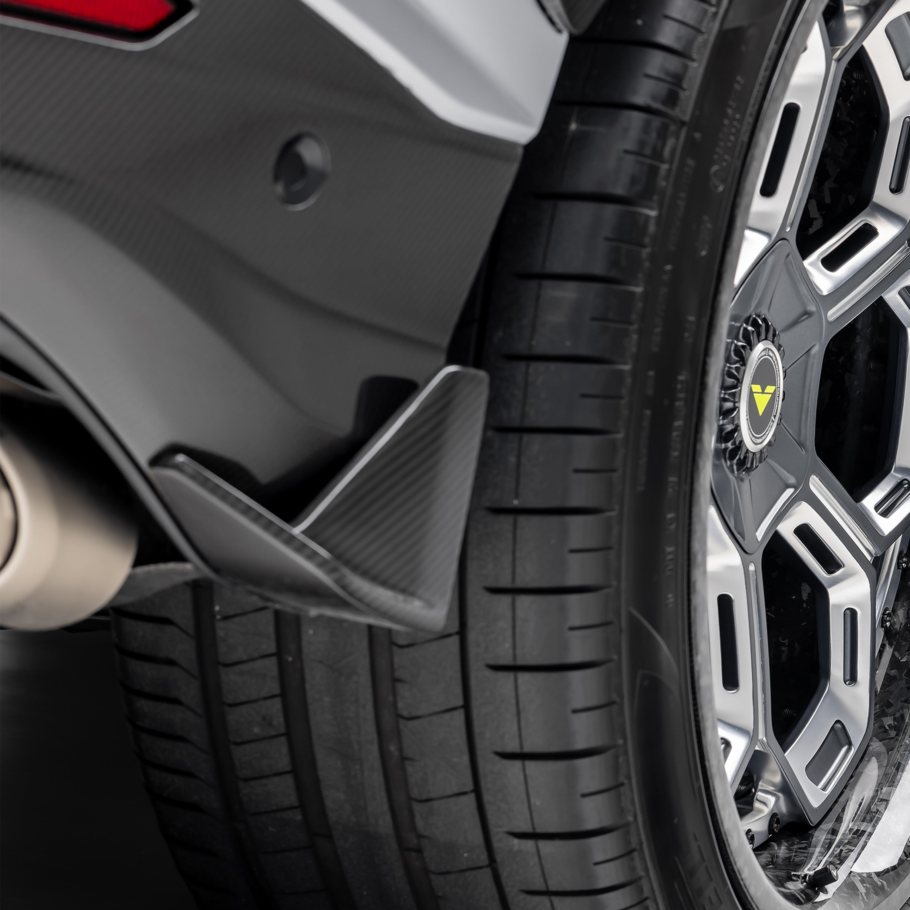 Urus side fin behind rear wheel, low angled detail